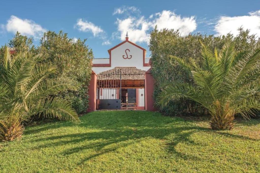 Five-Bedroom House photo 2