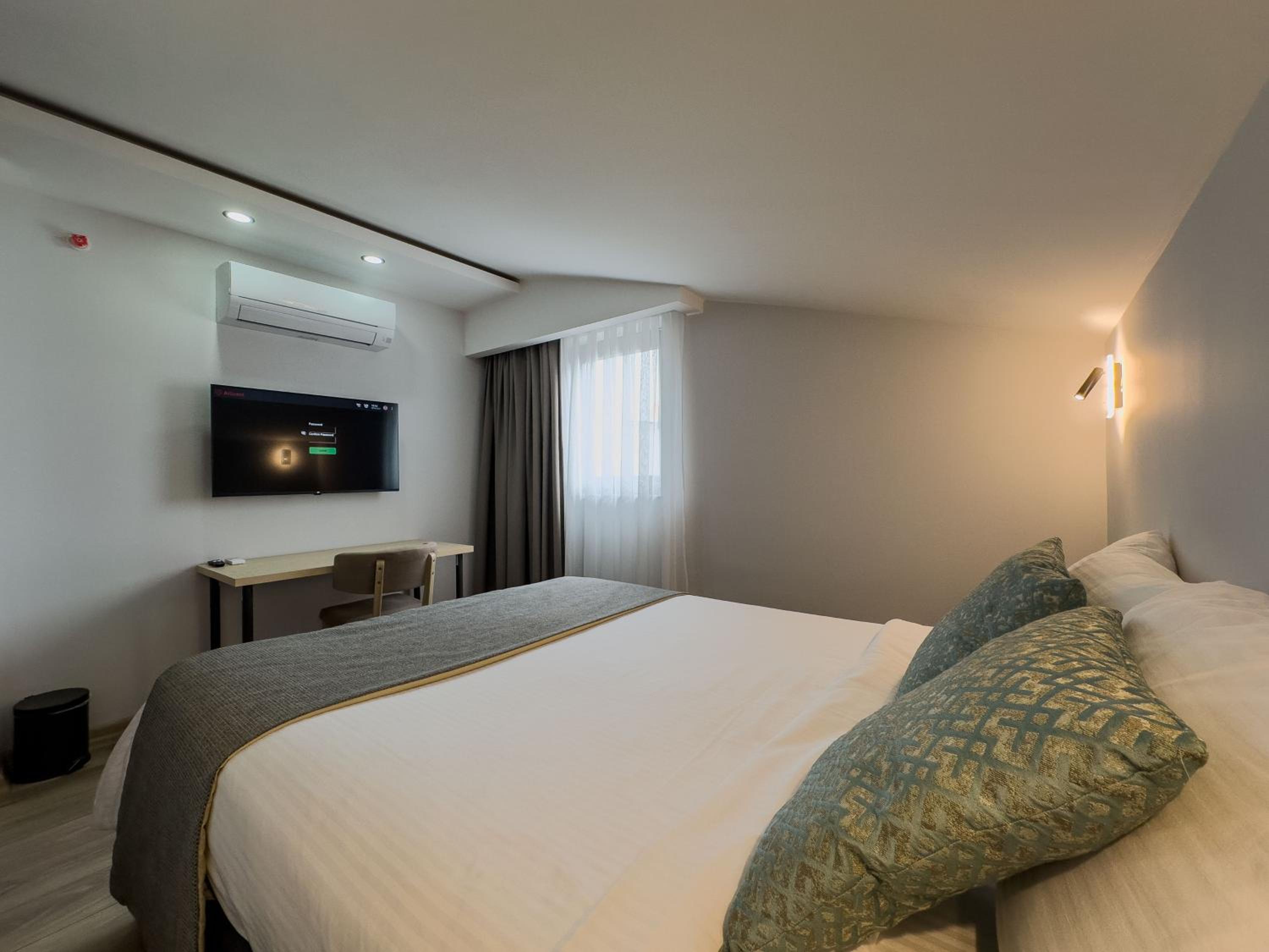 Standard Double Room thumbnail 5