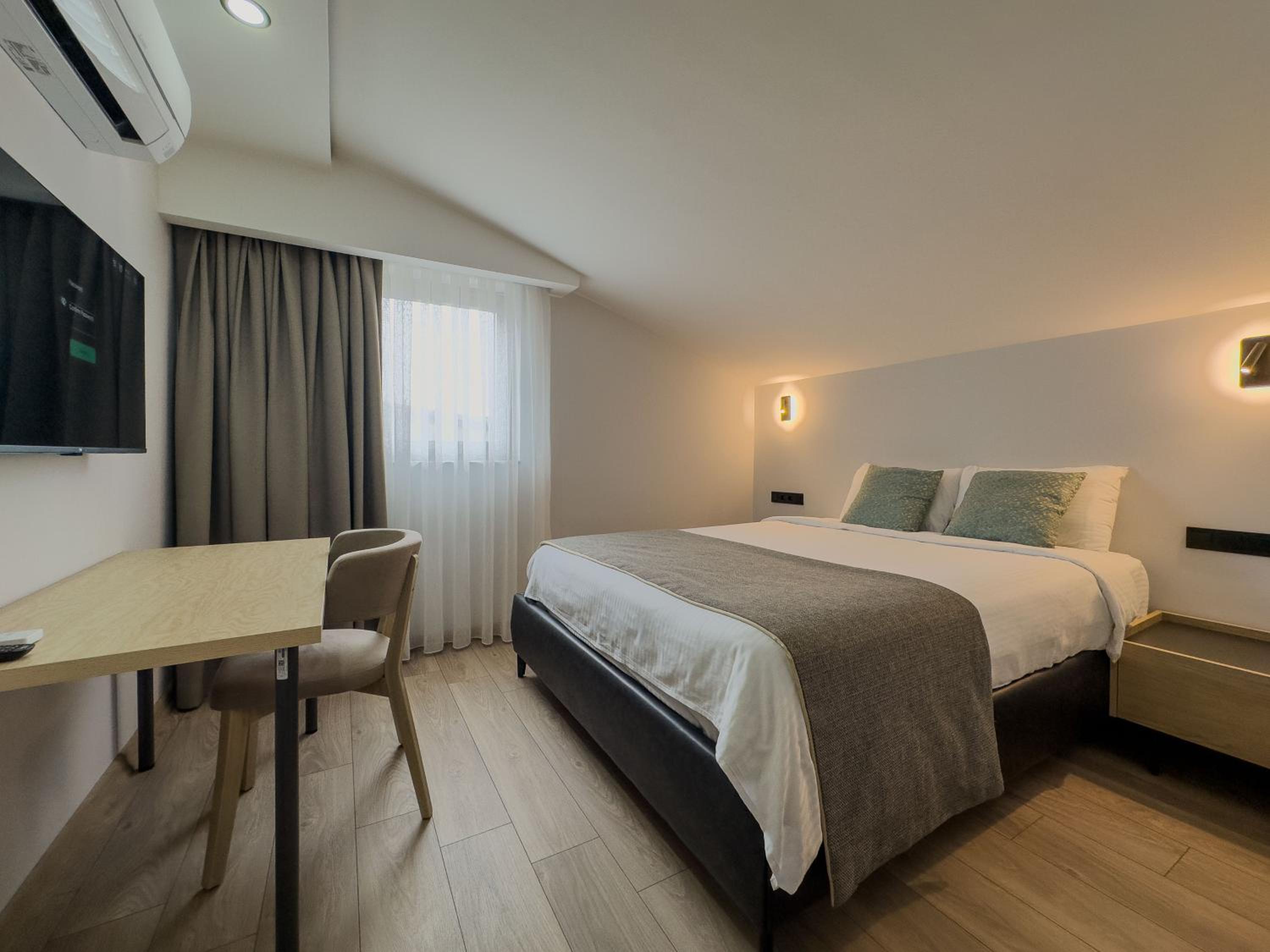 Standard Double Room thumbnail 6