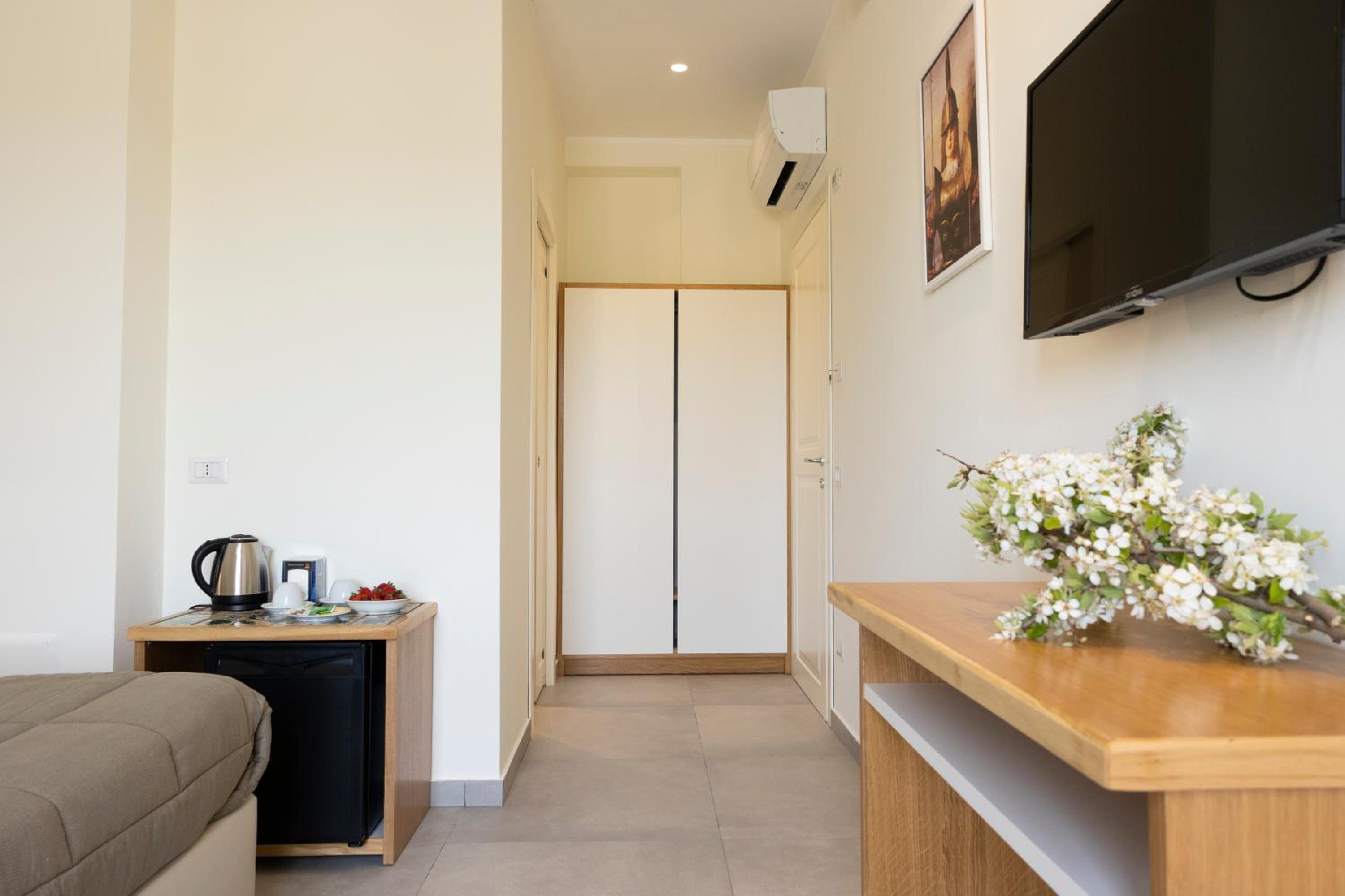 Junior Suite with Pool View photo 3