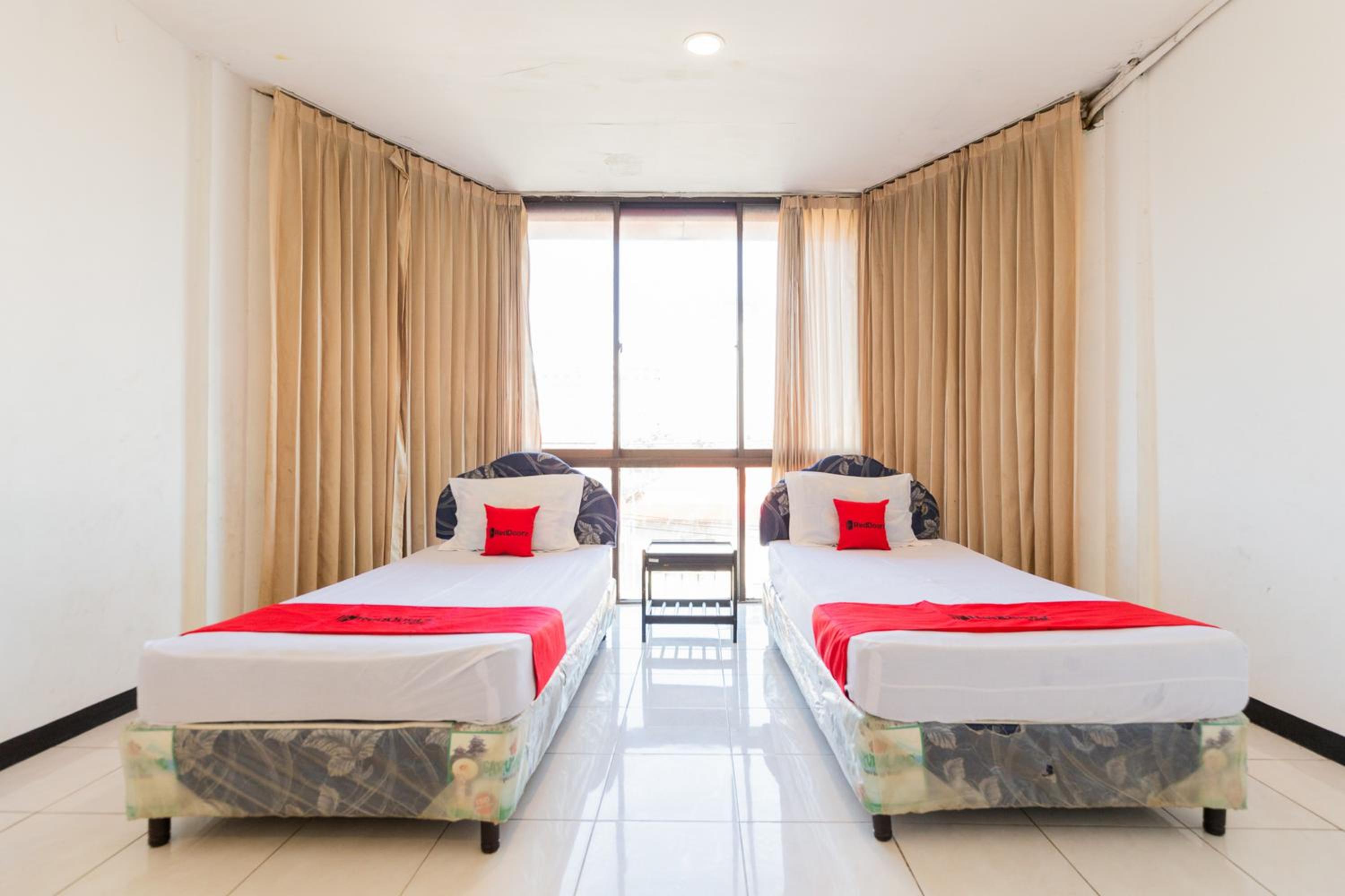 Standard Twin Room - Photo 6