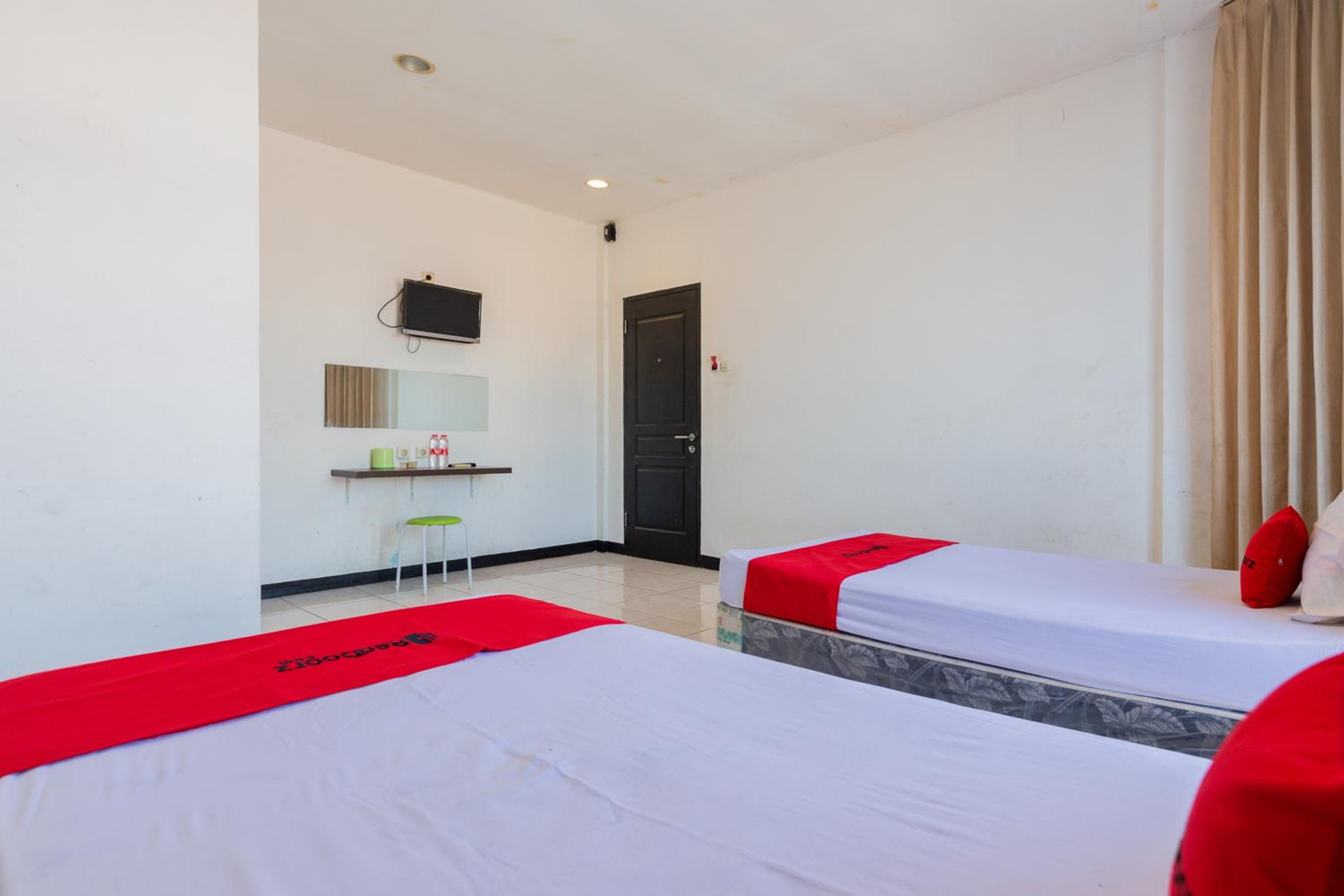 Standard Twin Room - Photo 1