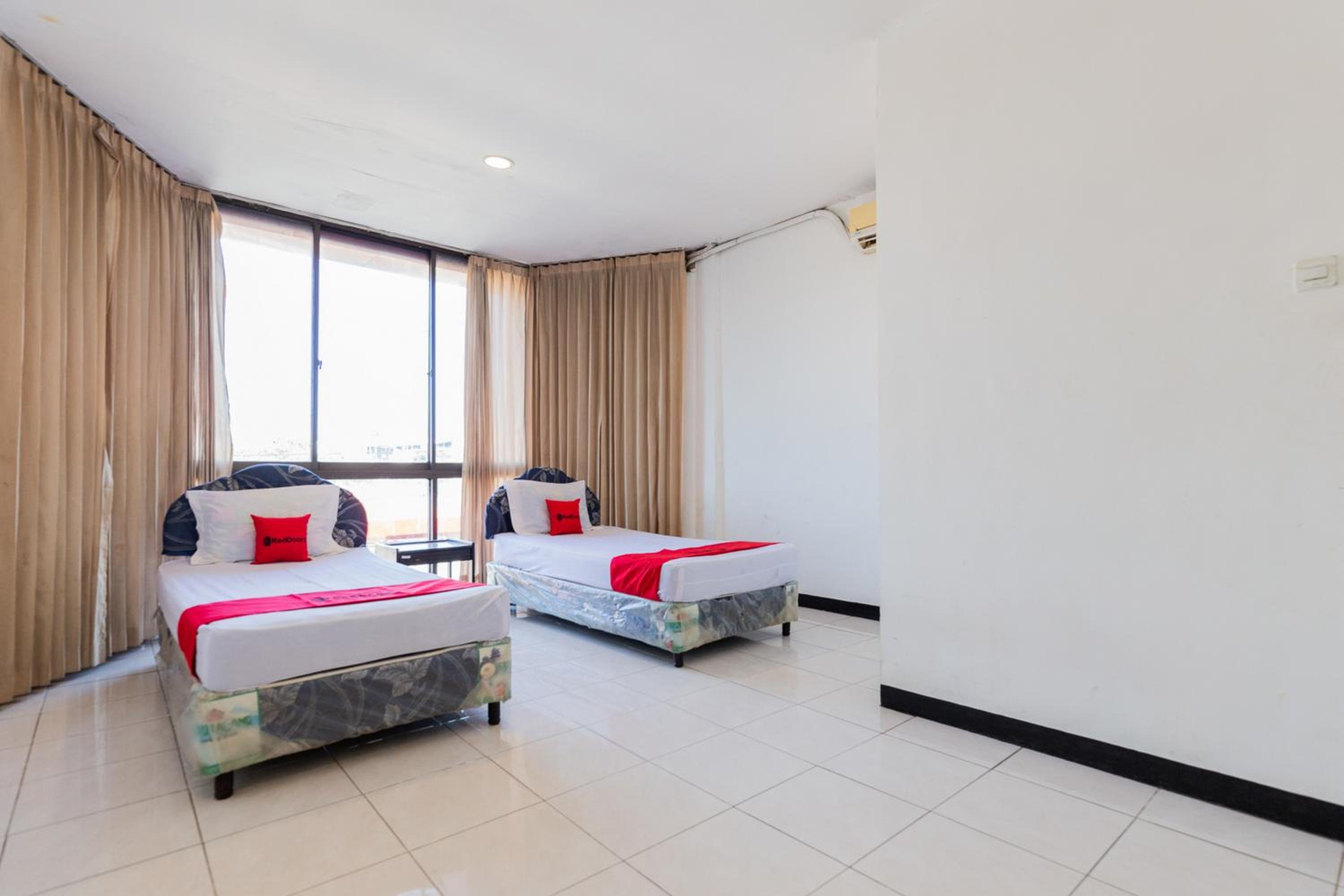 Standard Twin Room - Photo 8