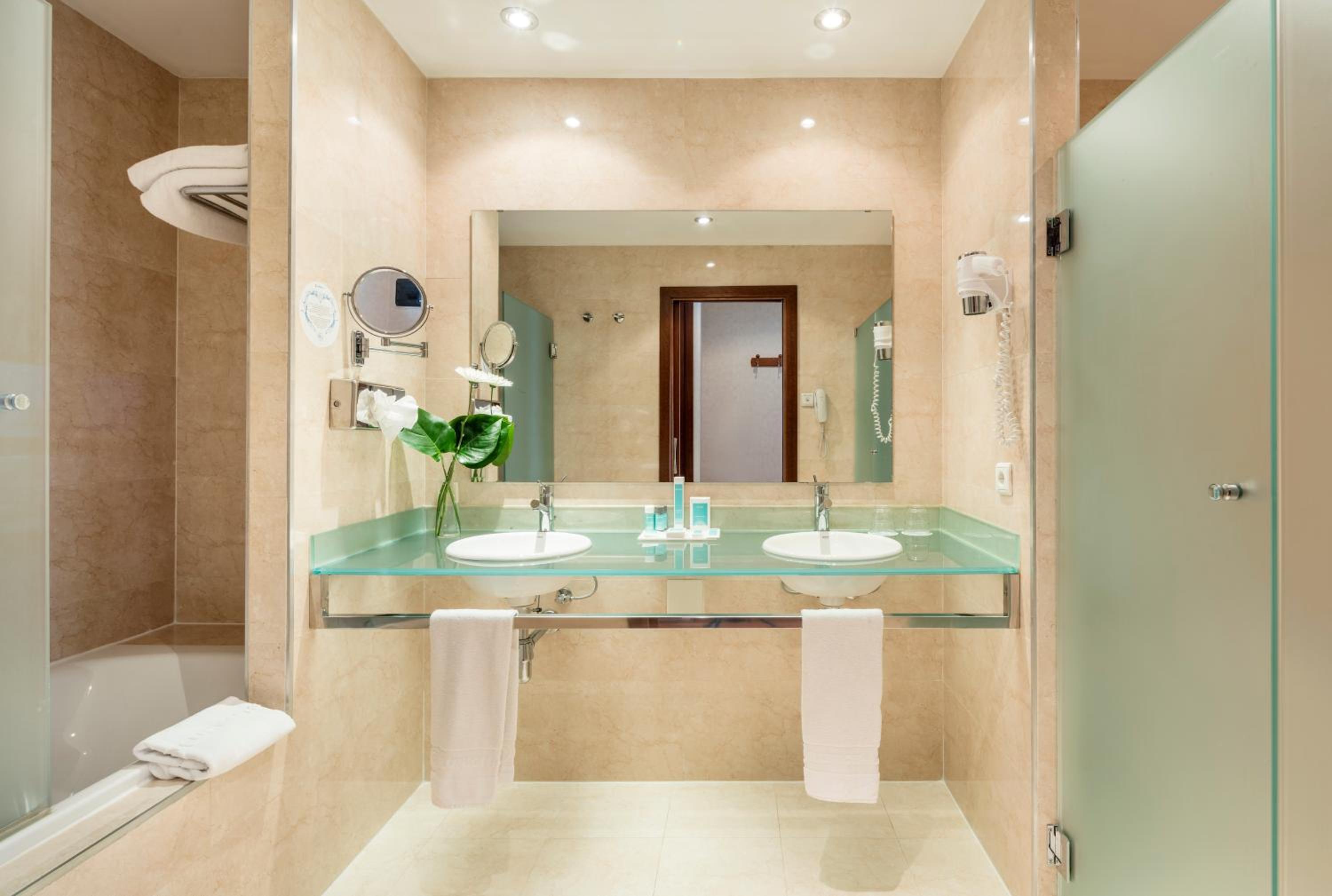 Superior Double Room thumbnail 5