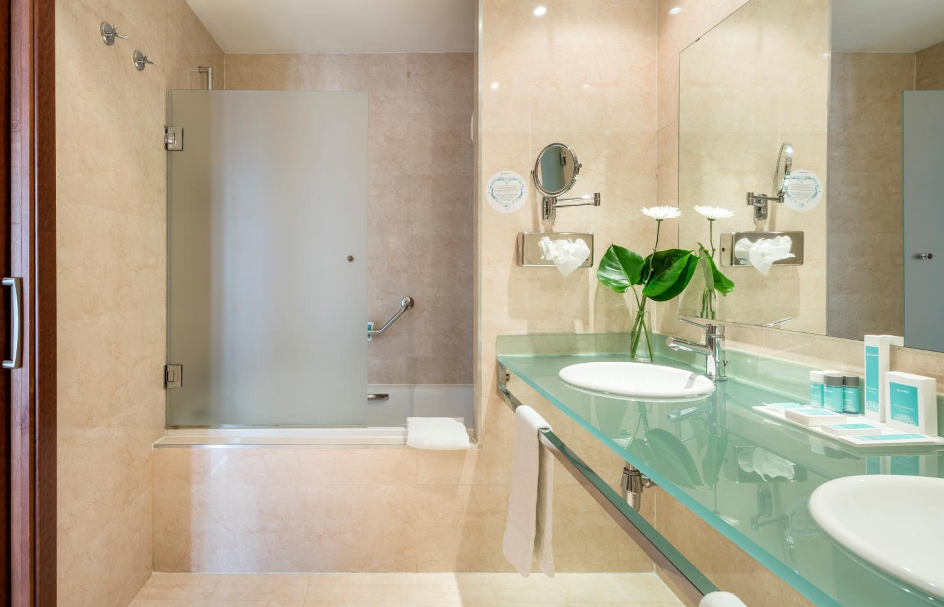 Superior Double Room thumbnail 6