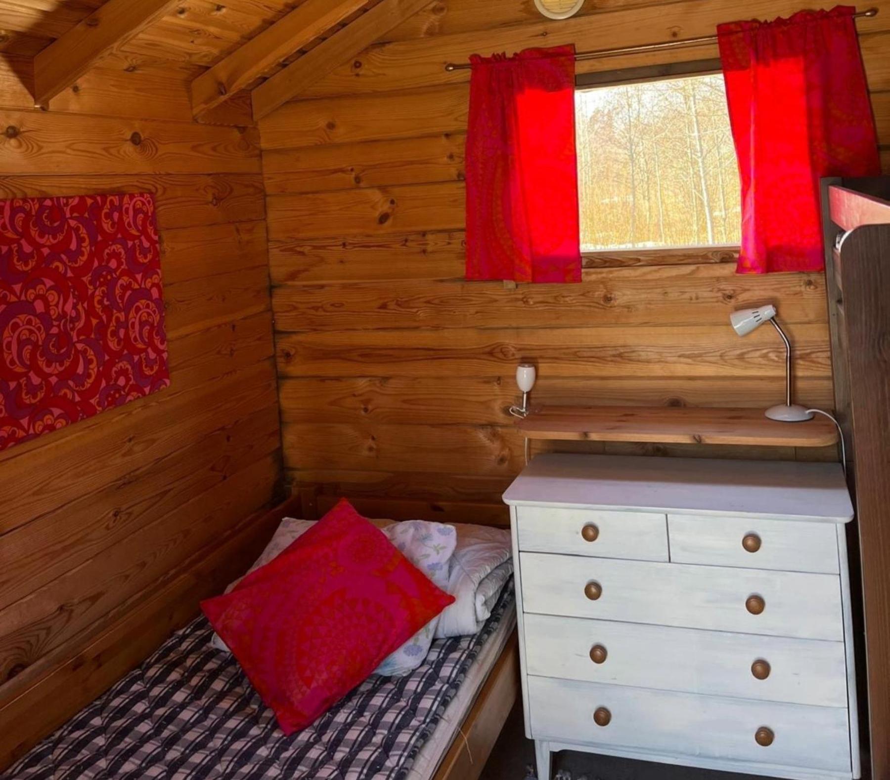 Small Economy Cottage with Shared Bathroom photo 3