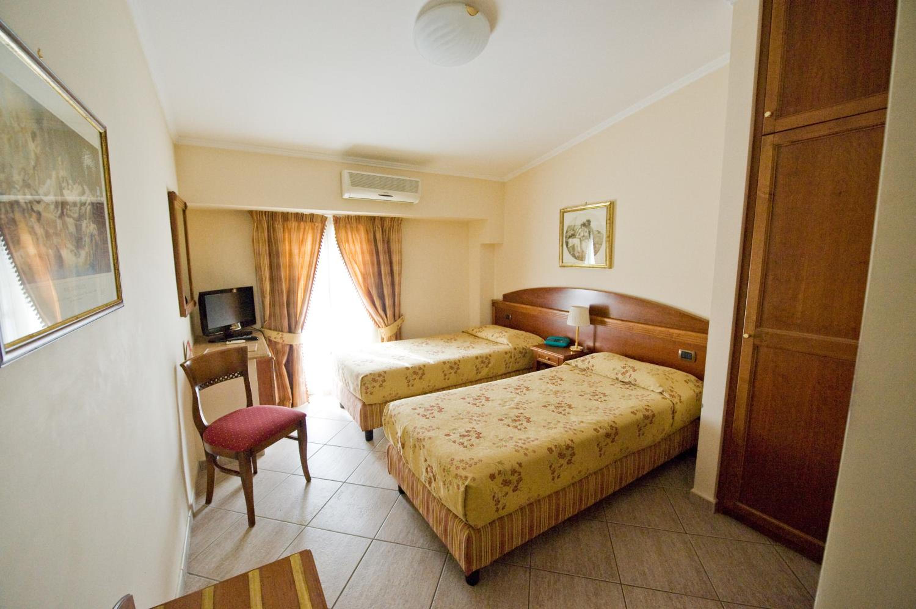 Twin Room - Photo 1