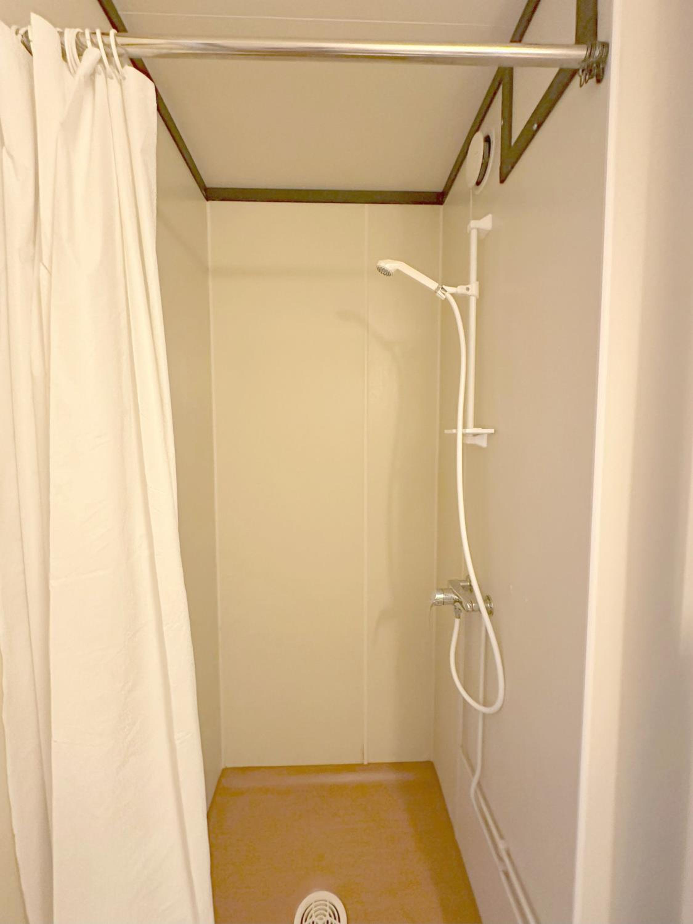 Double Room with Private Bathroom - Photo 3