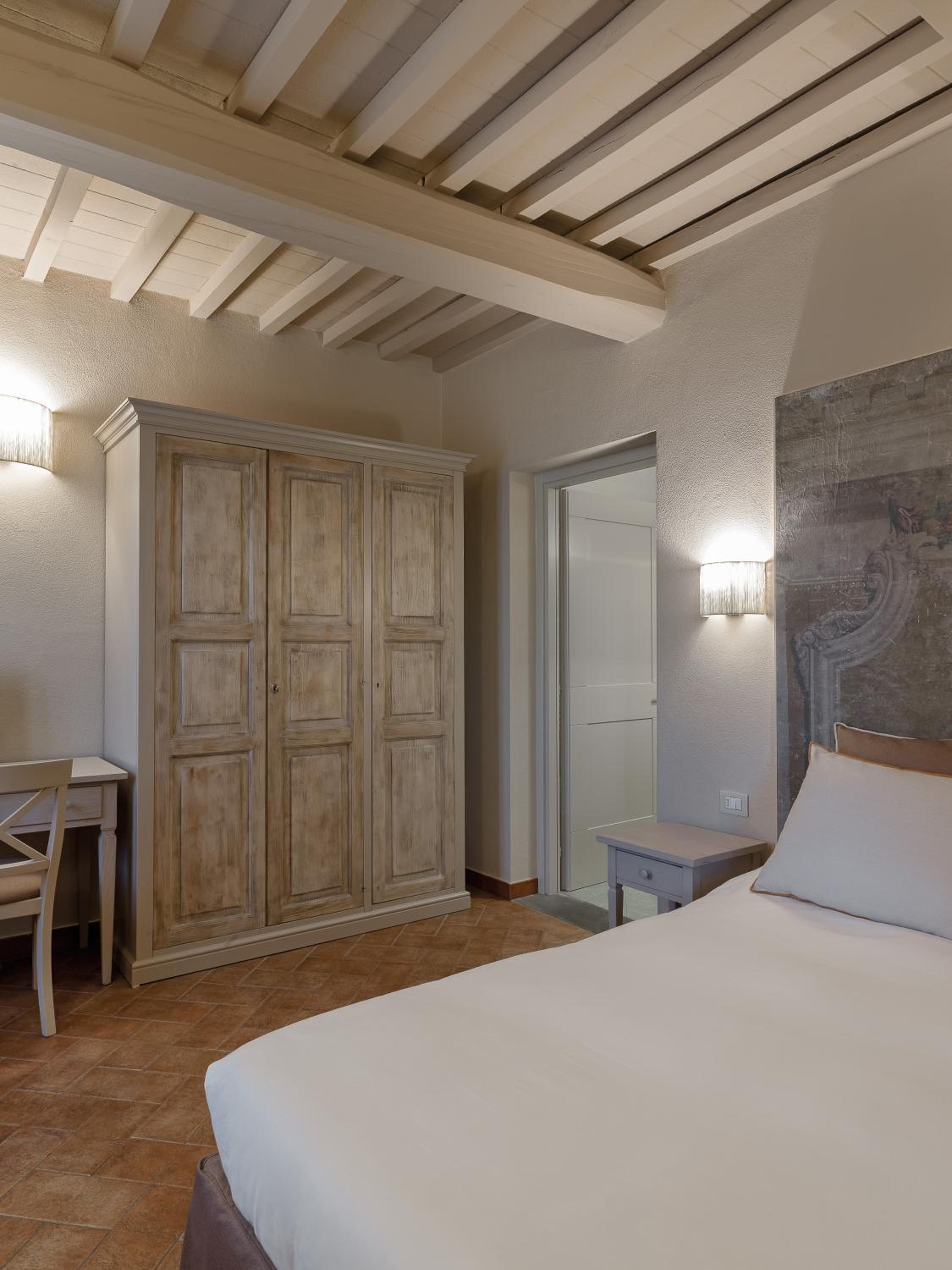 Double or Twin Room with Private Bathroom photo 3