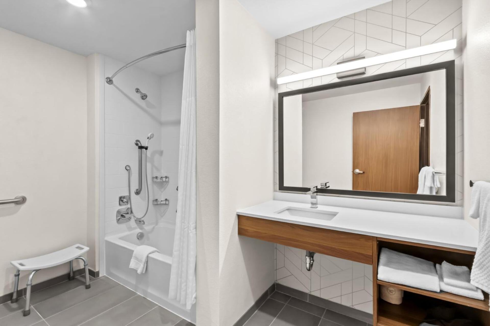 Efficiency King Room with Sofa - Disability Access/Non Smoking