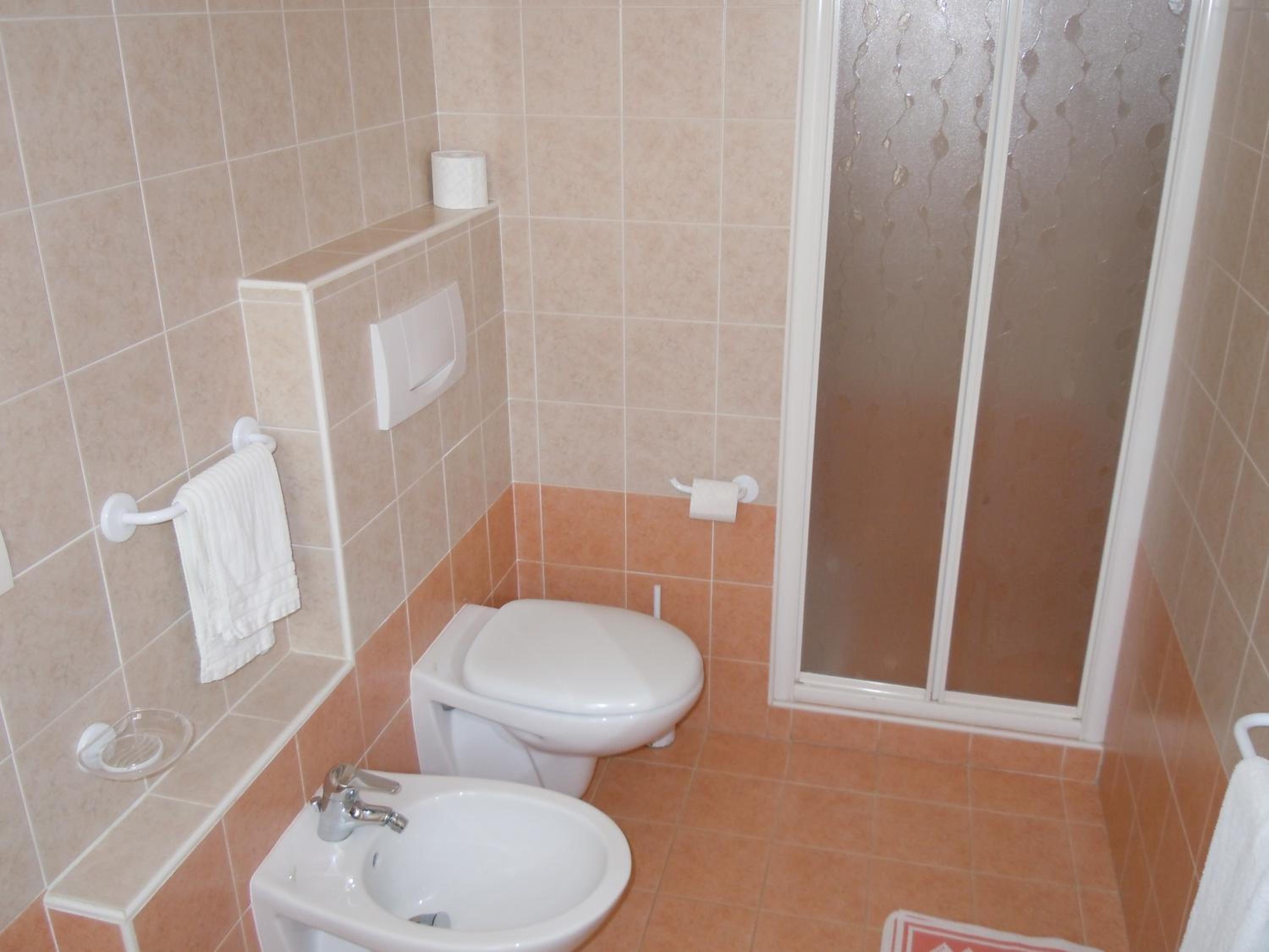 Double or Twin Room - Photo 4