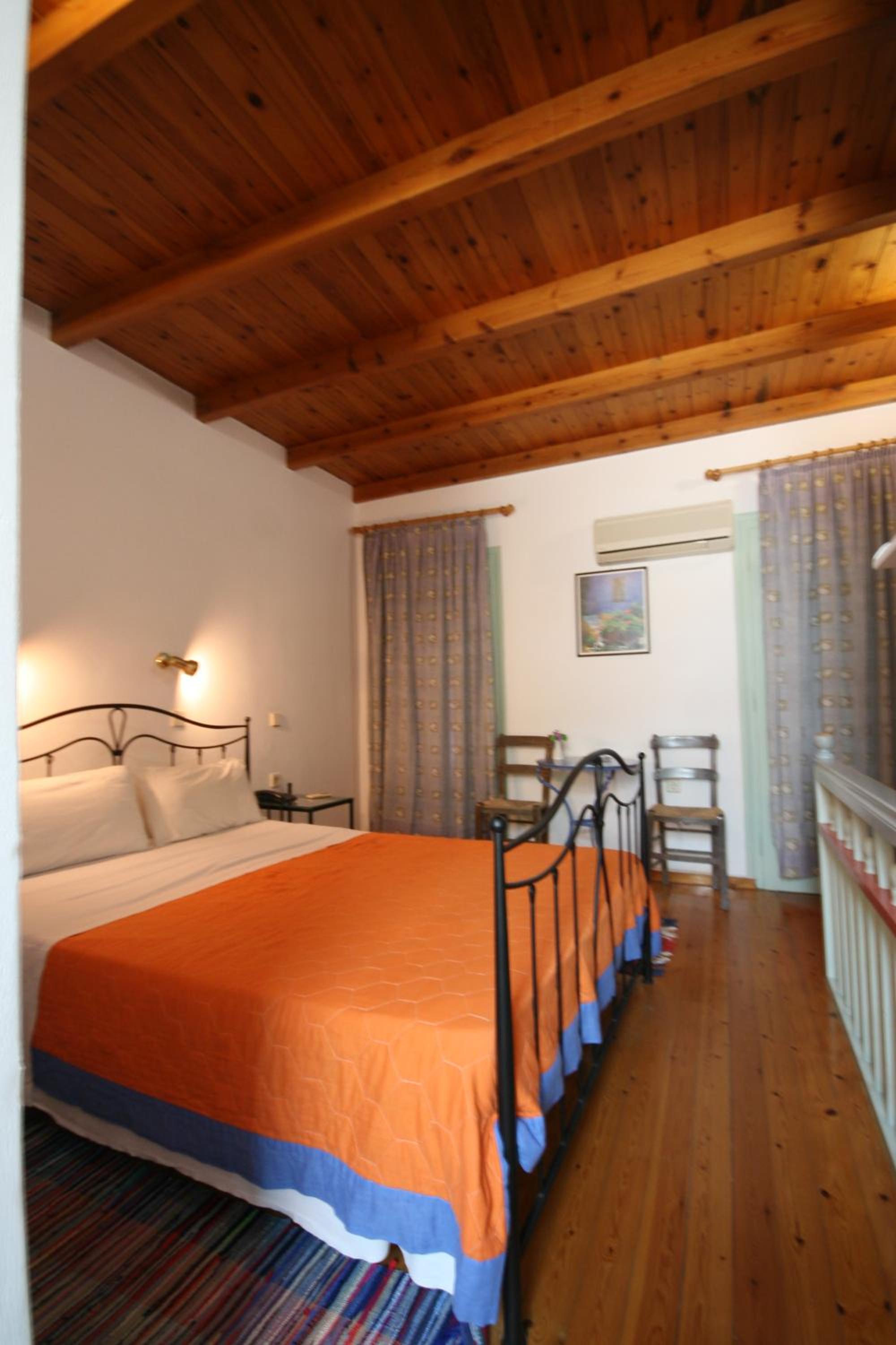Standard Double Room thumbnail 5