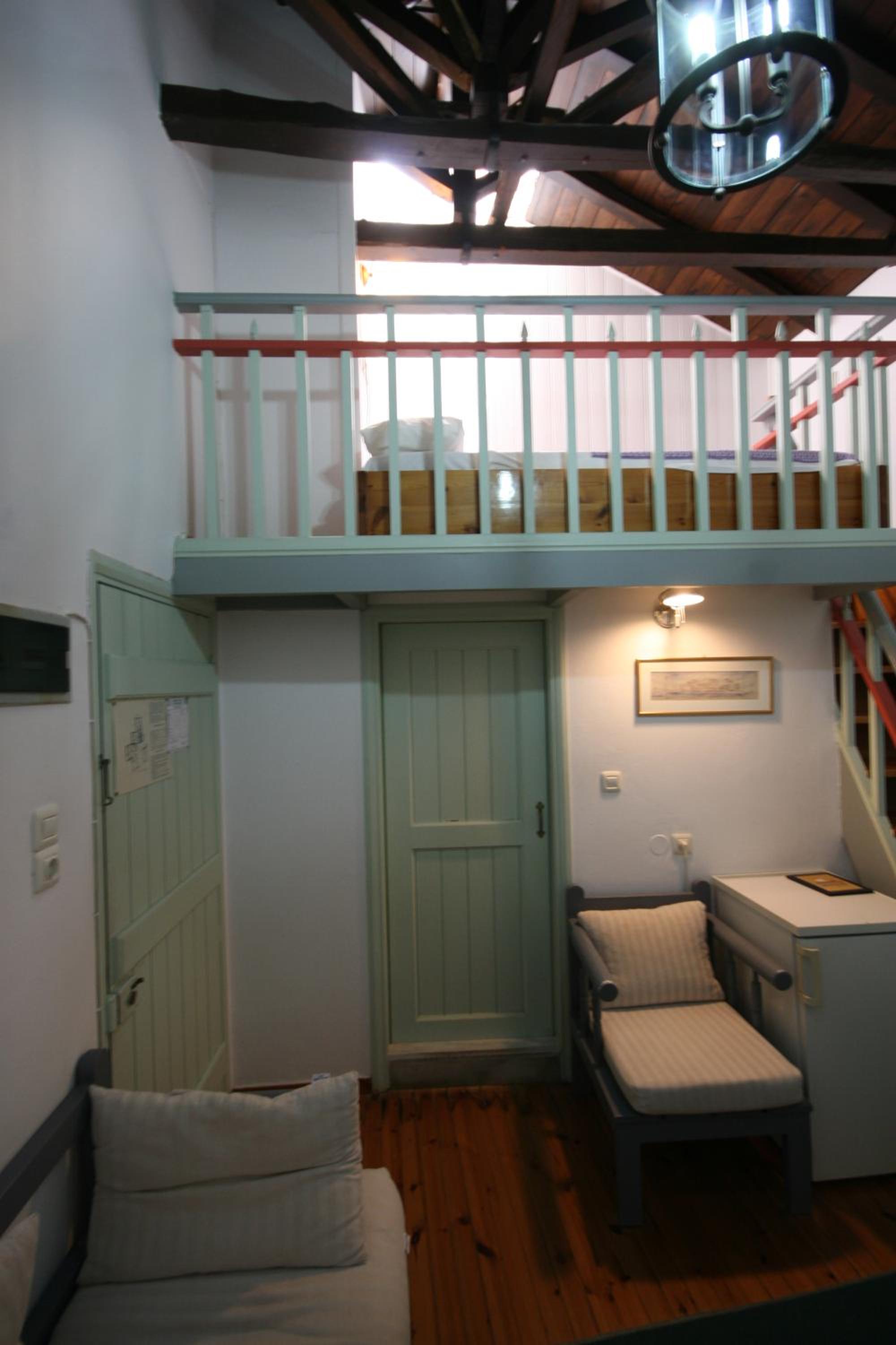 Single Room thumbnail 5