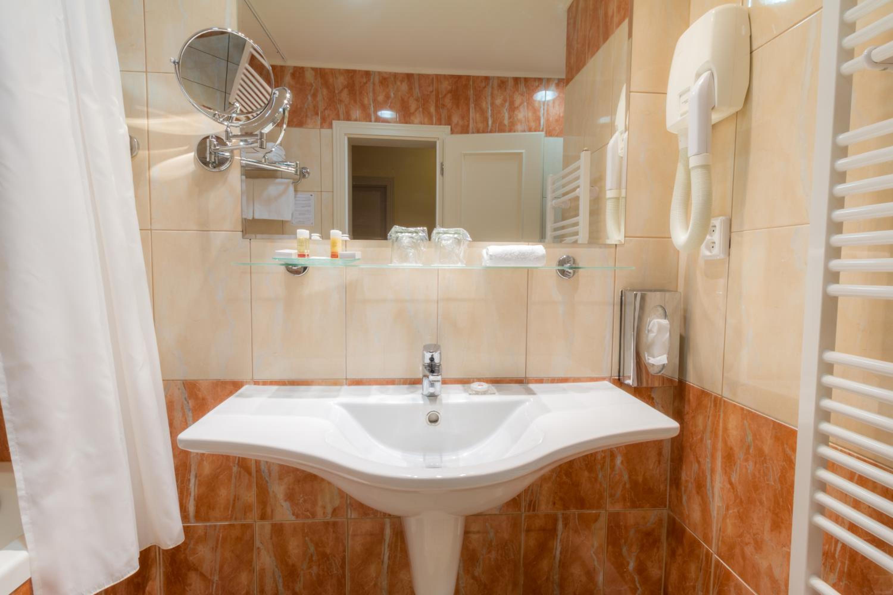 Superior Double or Twin Room with Wellness and Fitness Access - Photo 23