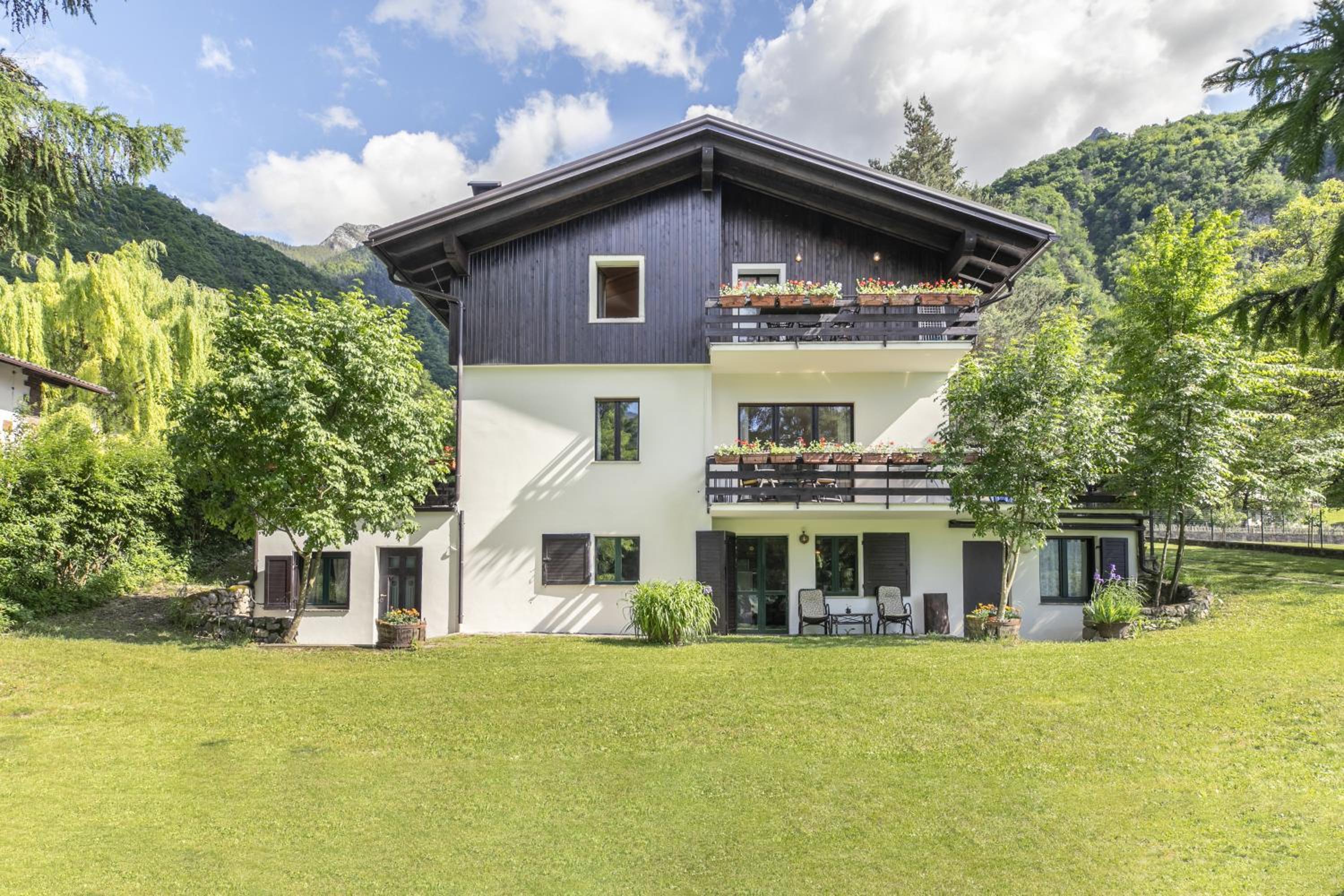 Deluxe Two-Bedroom Apartment with Garden View photo 1