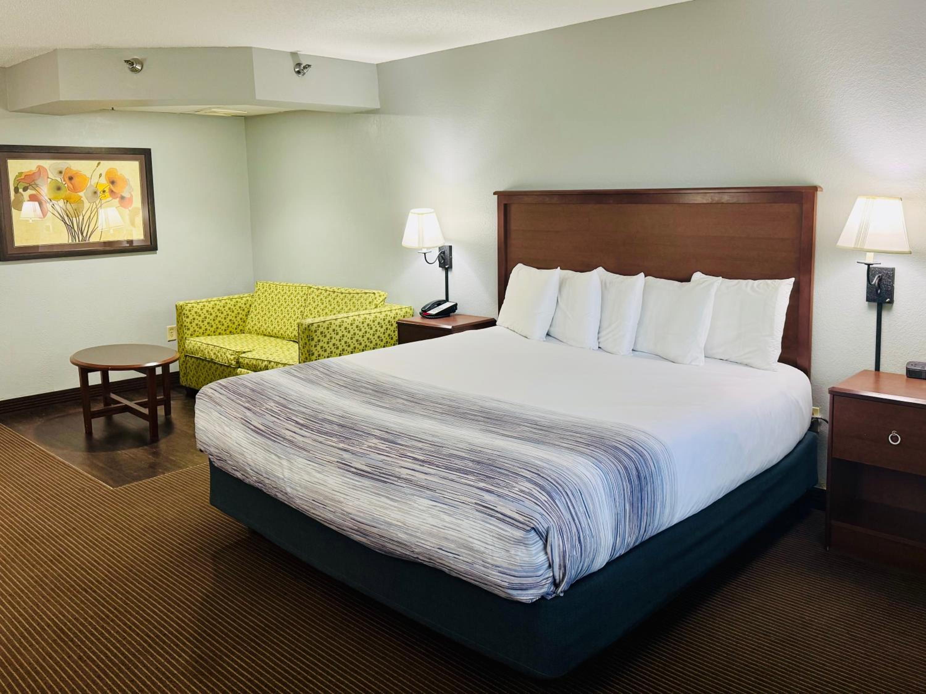 King Room with Sofa Bed - Non-Smoking - Photo 10