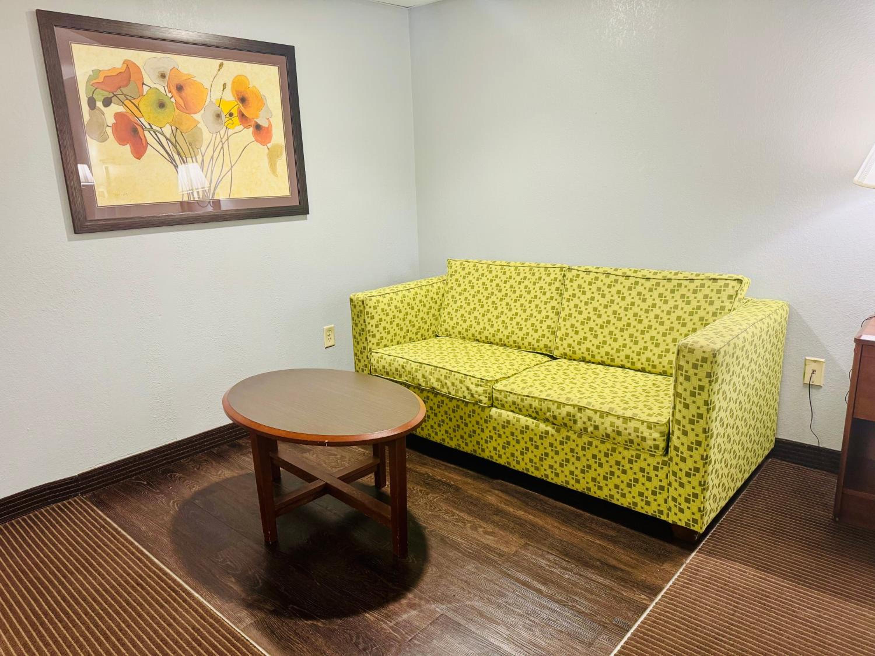King Room with Sofa Bed - Non-Smoking - Photo 9