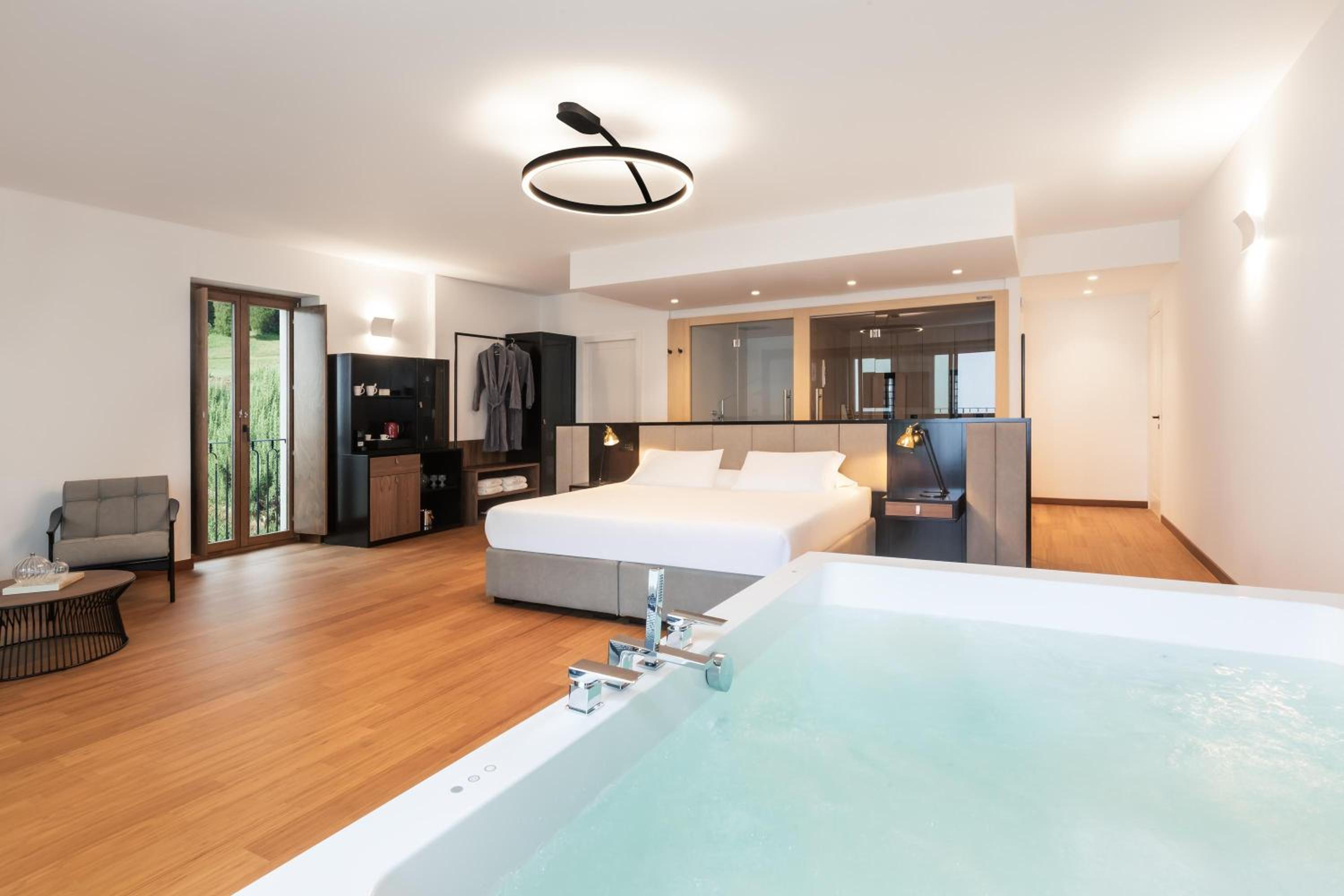 Luxury Suite with Spa Bath - Photo 1