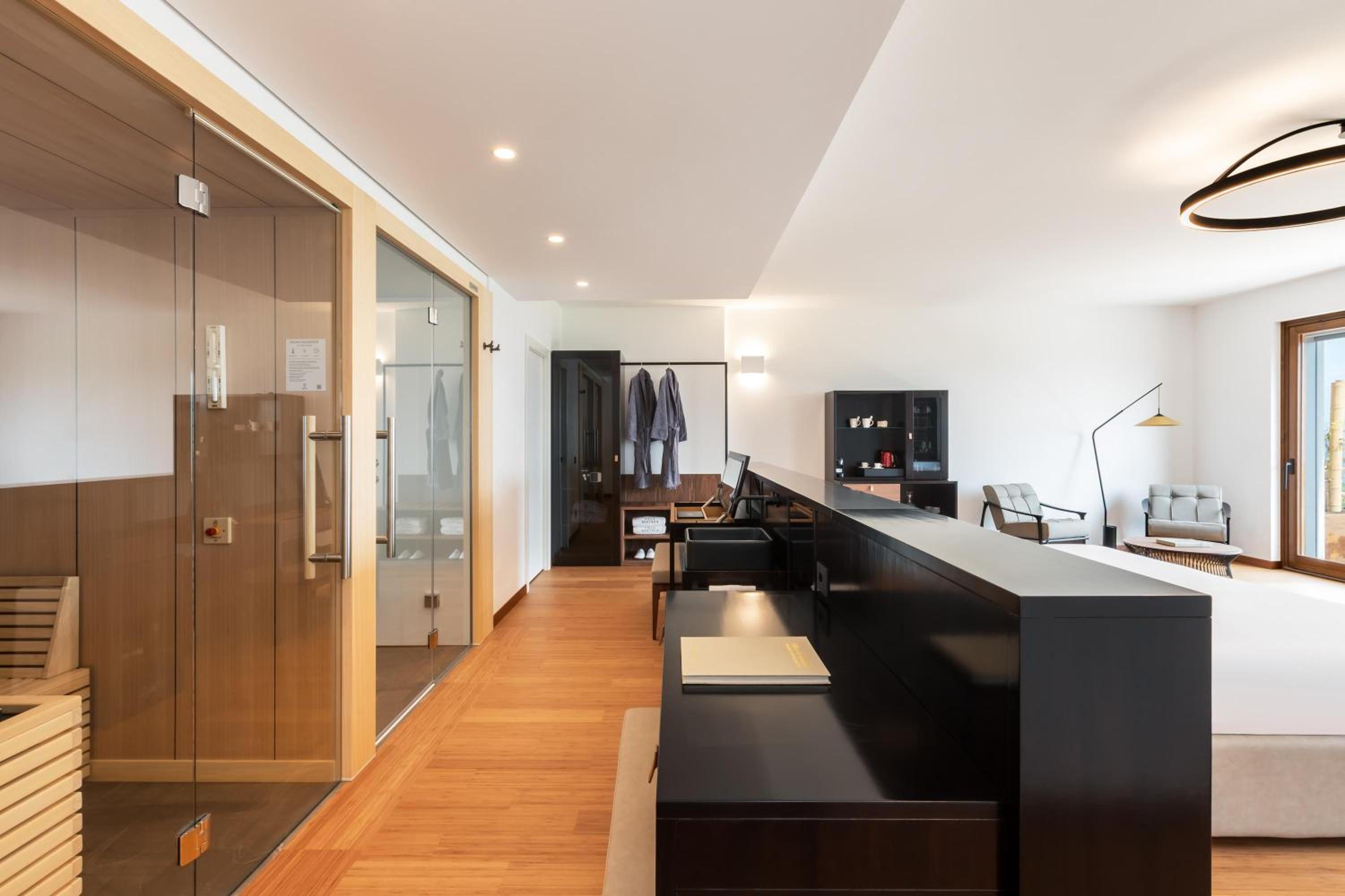 Luxury Suite with Spa Bath - Photo 2
