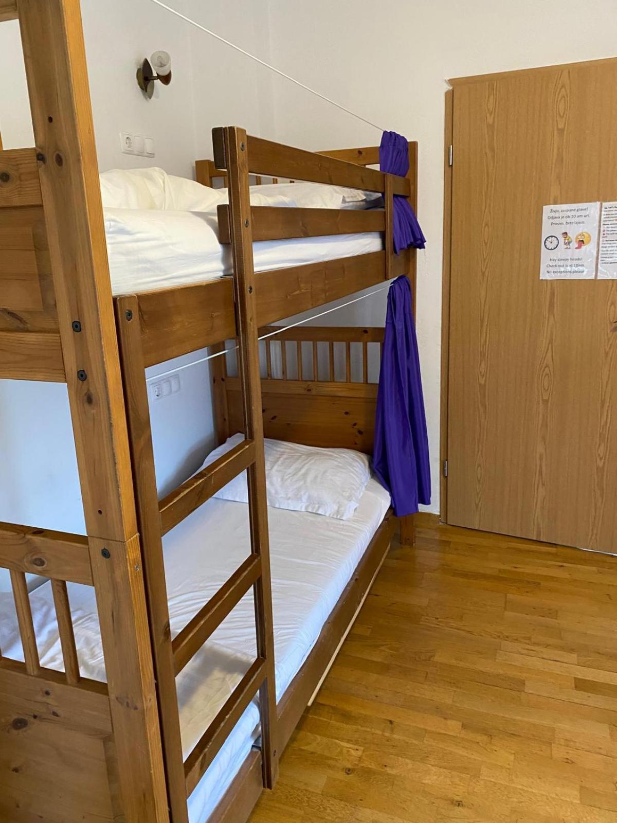 Bed in 8-Bed Mixed Dormitory Room photo 1