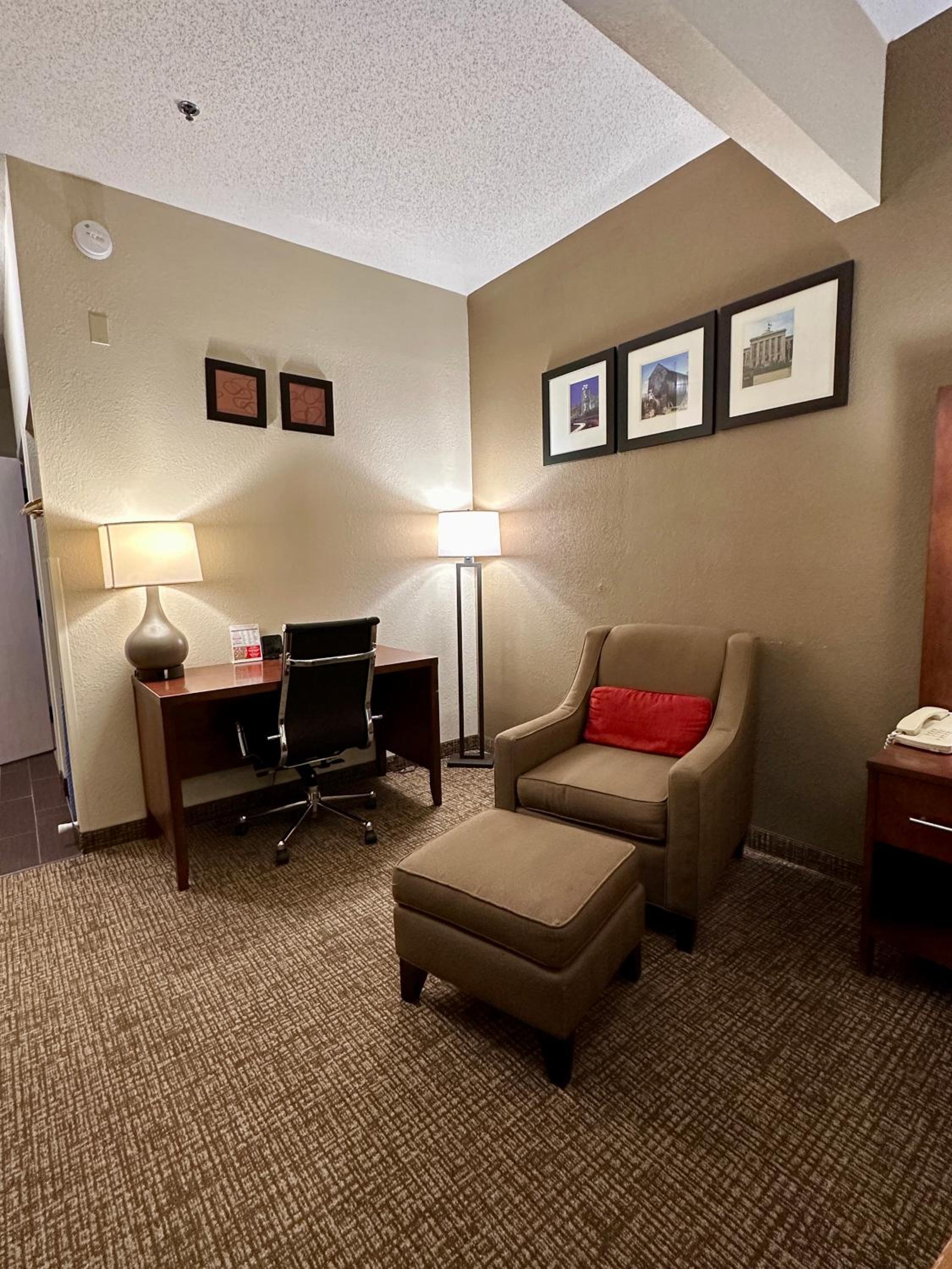 Queen Room with Accessible Roll-In Shower - Accessible/Non-Smoking - Photo 2