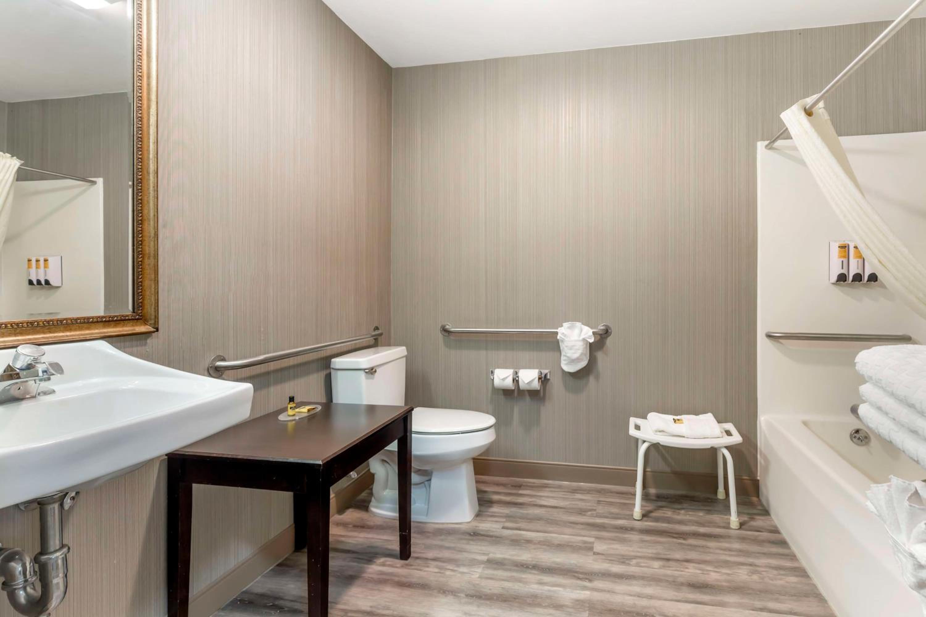 Double Room with Two Double Beds and Bath Tub - Mobility Accessible/Non-Smoking - Photo 1