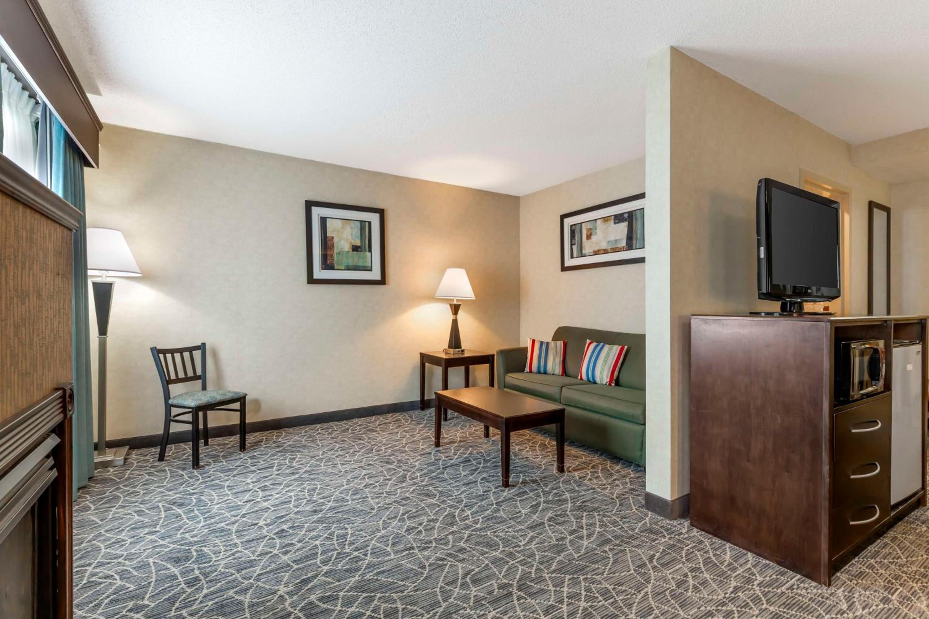 King Suite with Sofa Bed and Whirlpool - Fireplace/Non-Smoking - Photo 1