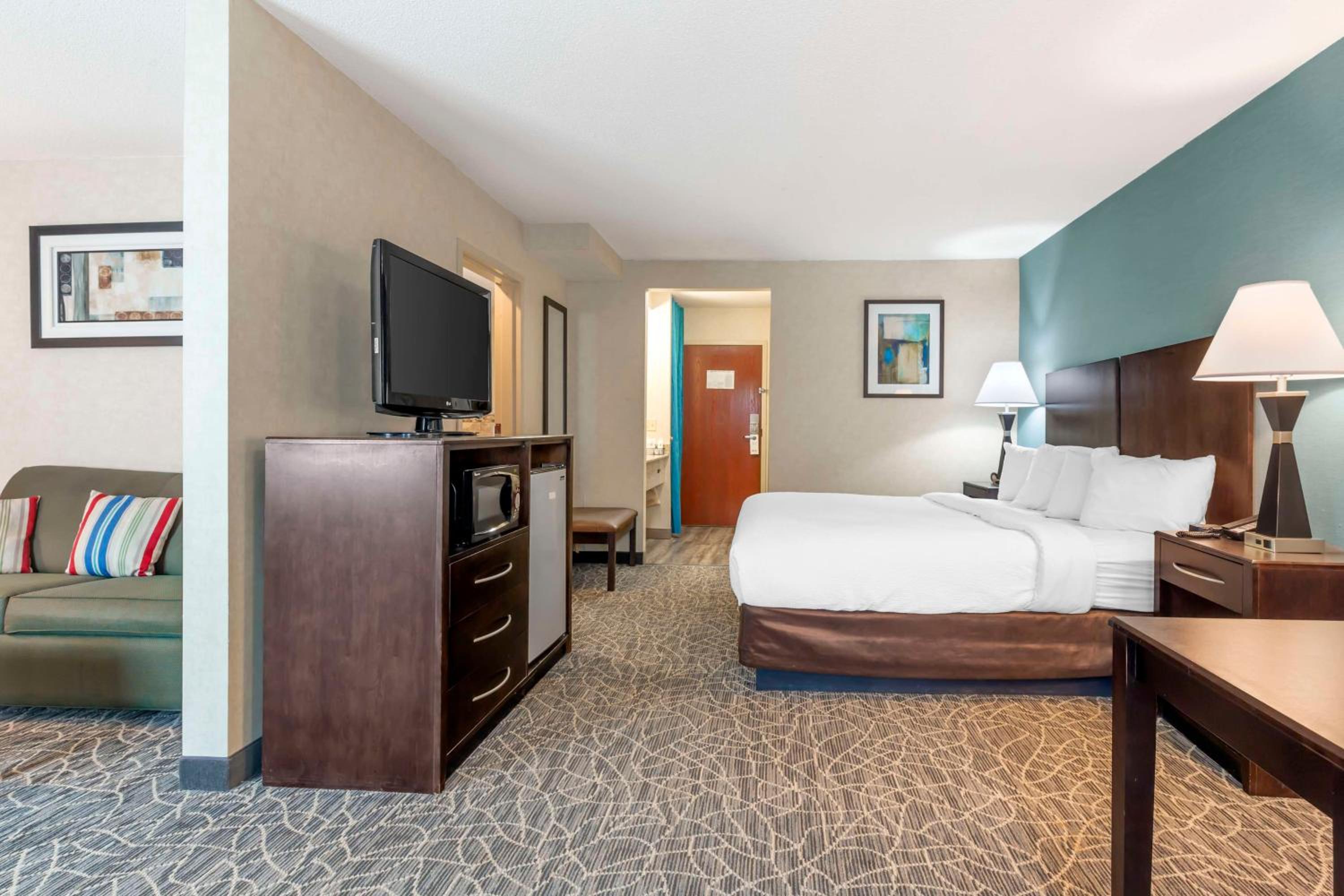 King Suite with Sofa Bed and Whirlpool - Fireplace/Non-Smoking - Photo 2