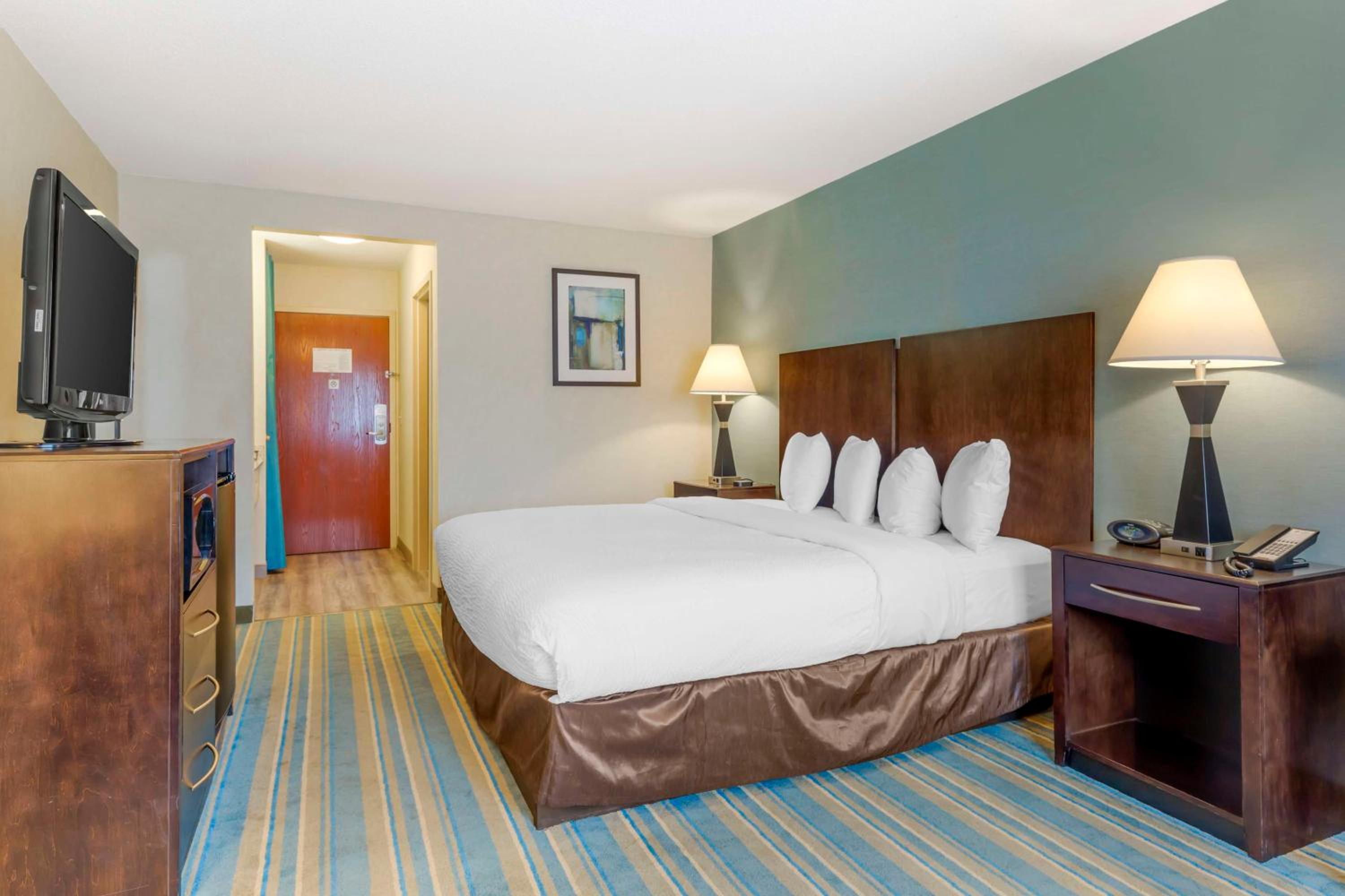 King Room - Non-Smoking - Photo 3