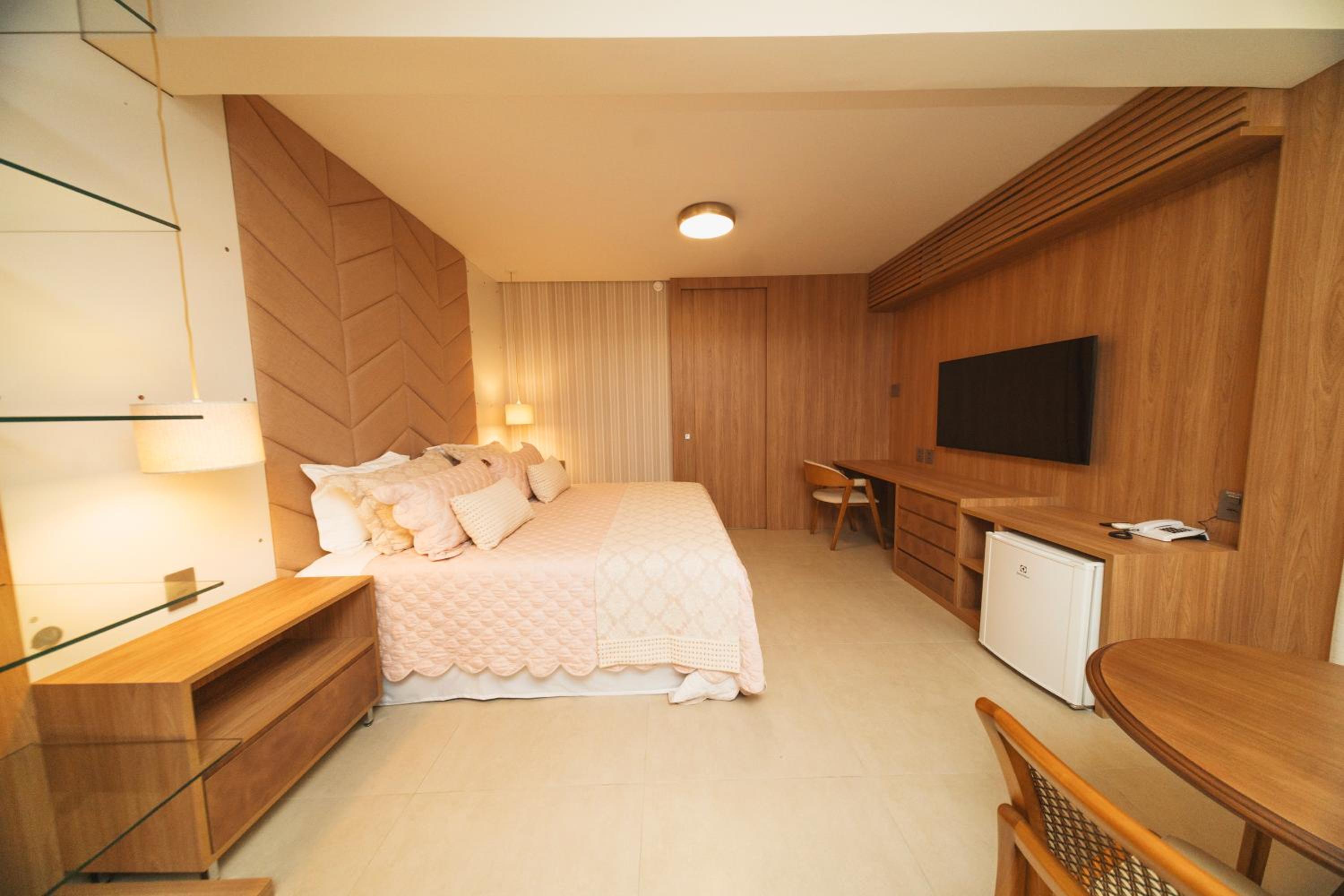 Deluxe King Suite photo 3