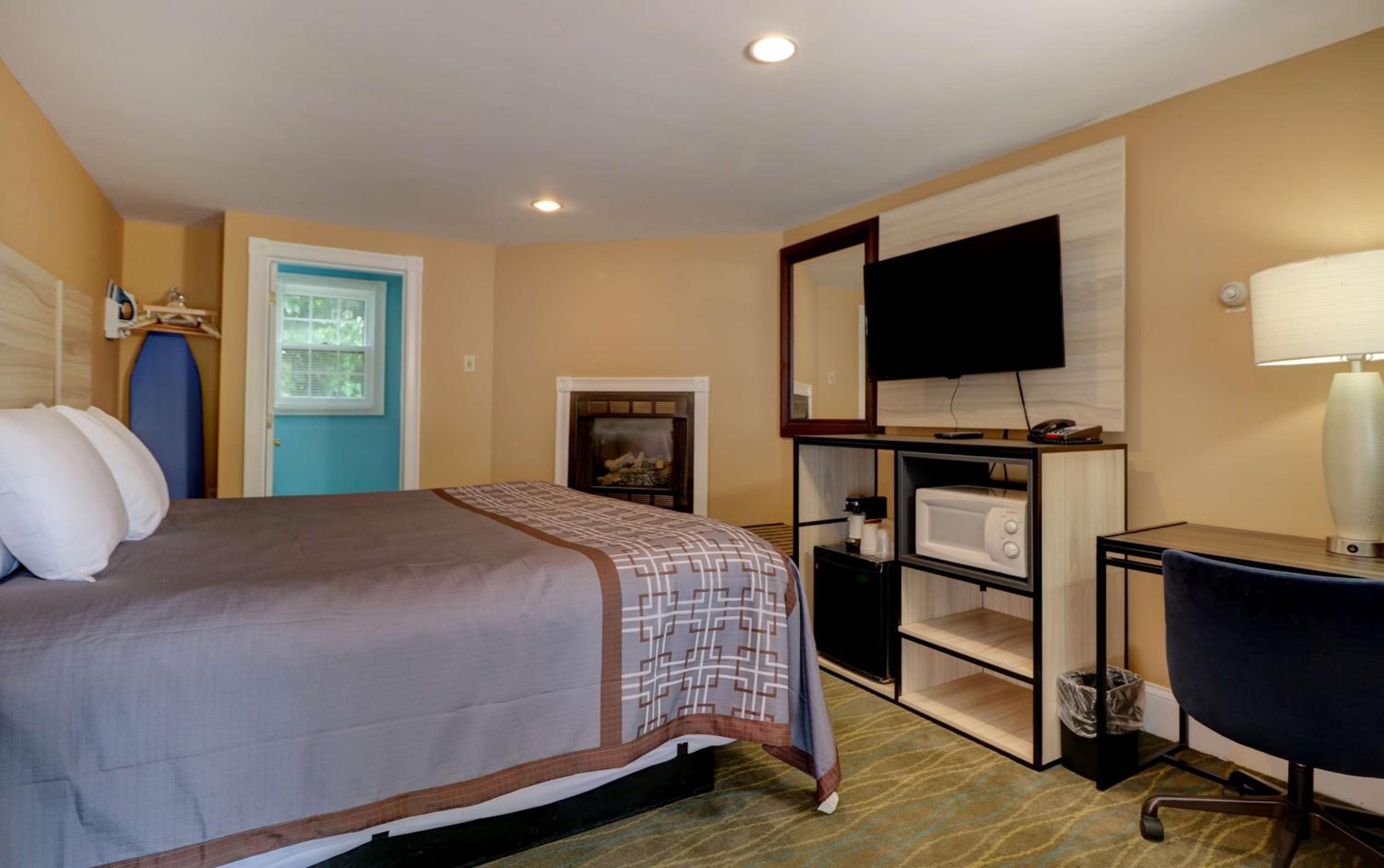 King Suite with Spa Bath and Fireplace - Non-Smoking photo 2