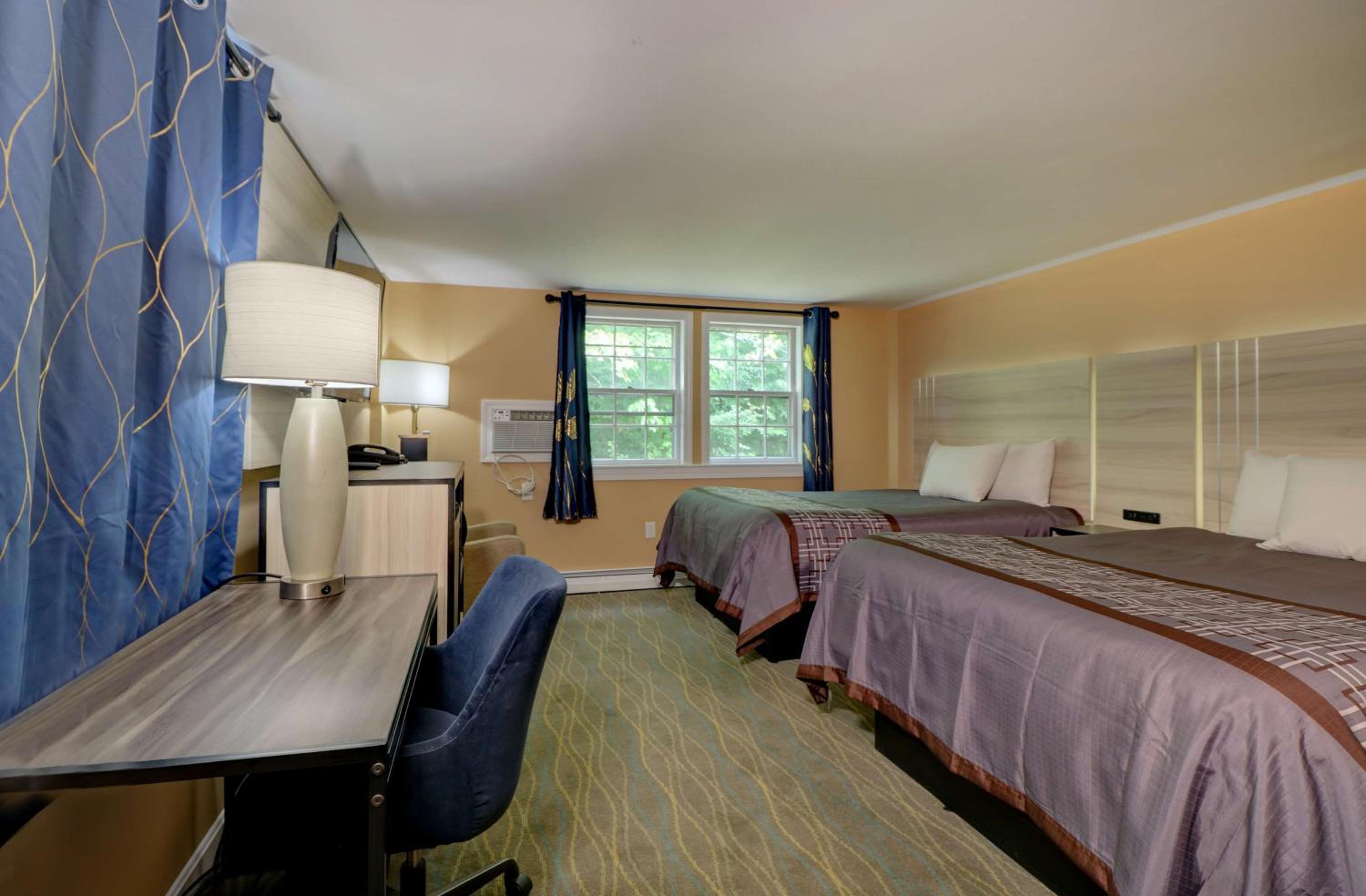 Queen Room with Two Queen Beds - Non-Smoking photo 1