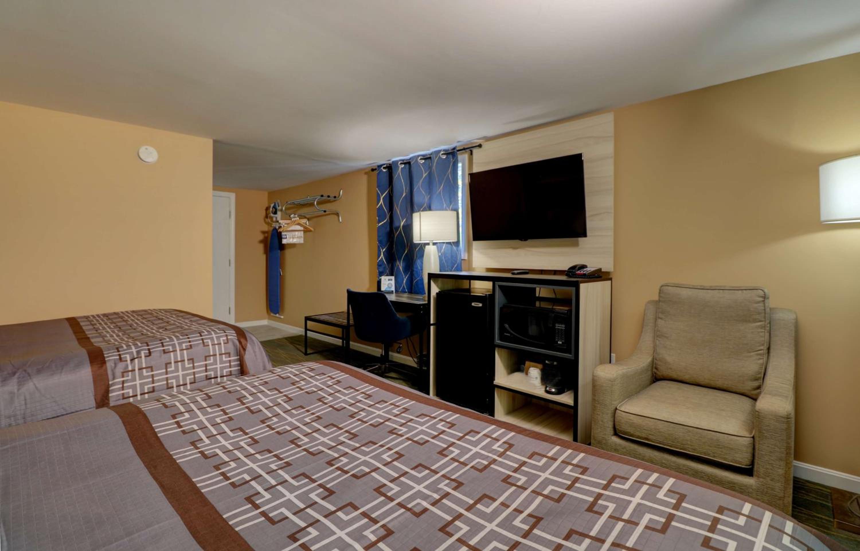Queen Room with Two Queen Beds - Non-Smoking photo 2