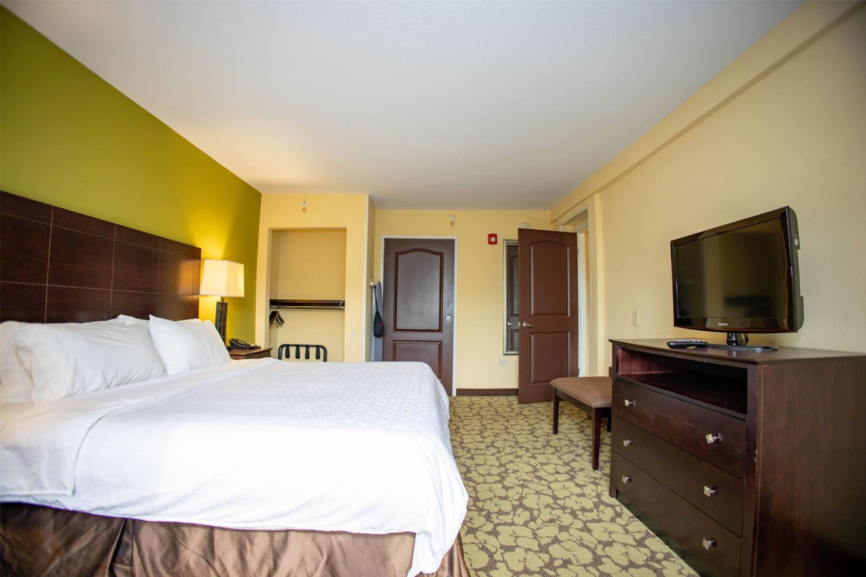 One-Bedroom King Suite - Non-Smoking - Photo 2