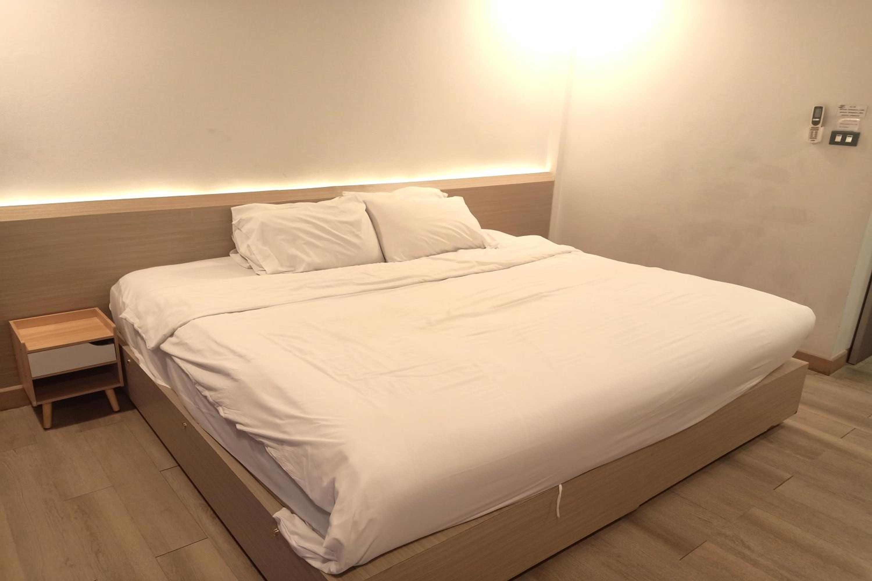 Deluxe Double Room - Photo 9