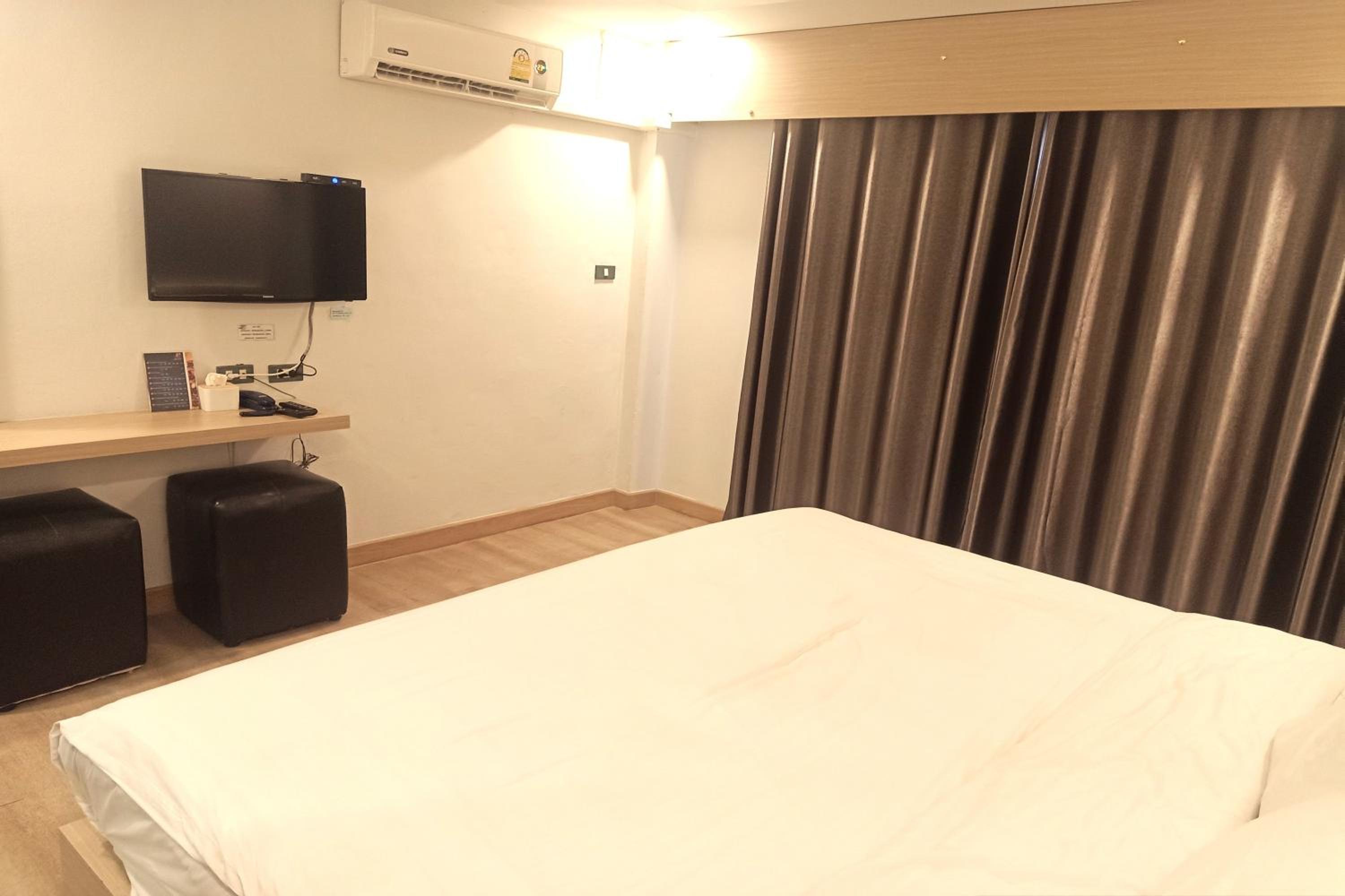Deluxe Double Room - Photo 11