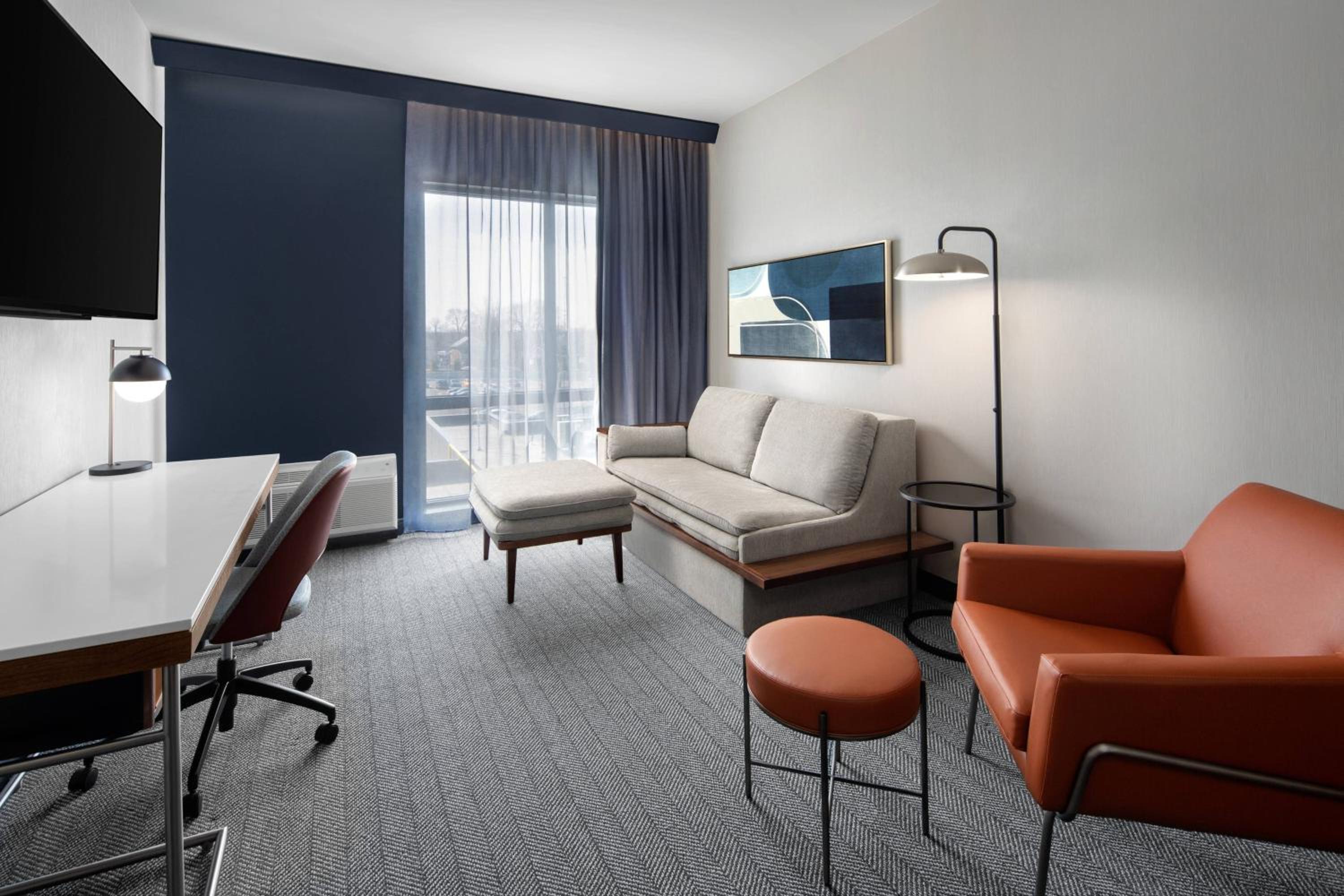 One-Bedroom King Suite with Sofa Bed photo 2