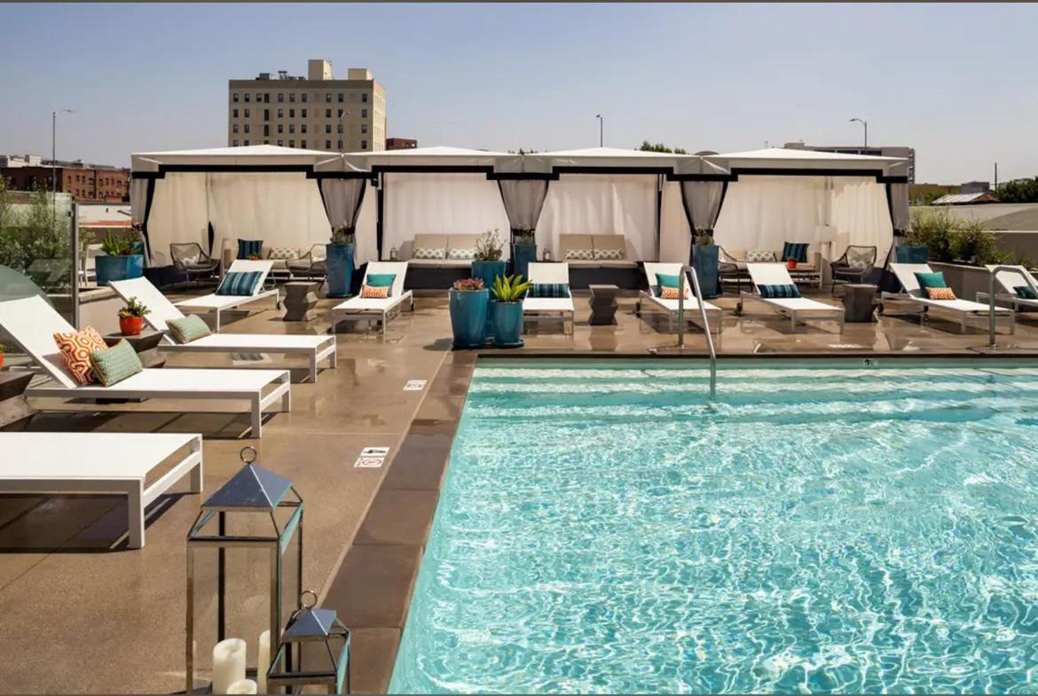 Apartment with Pool View