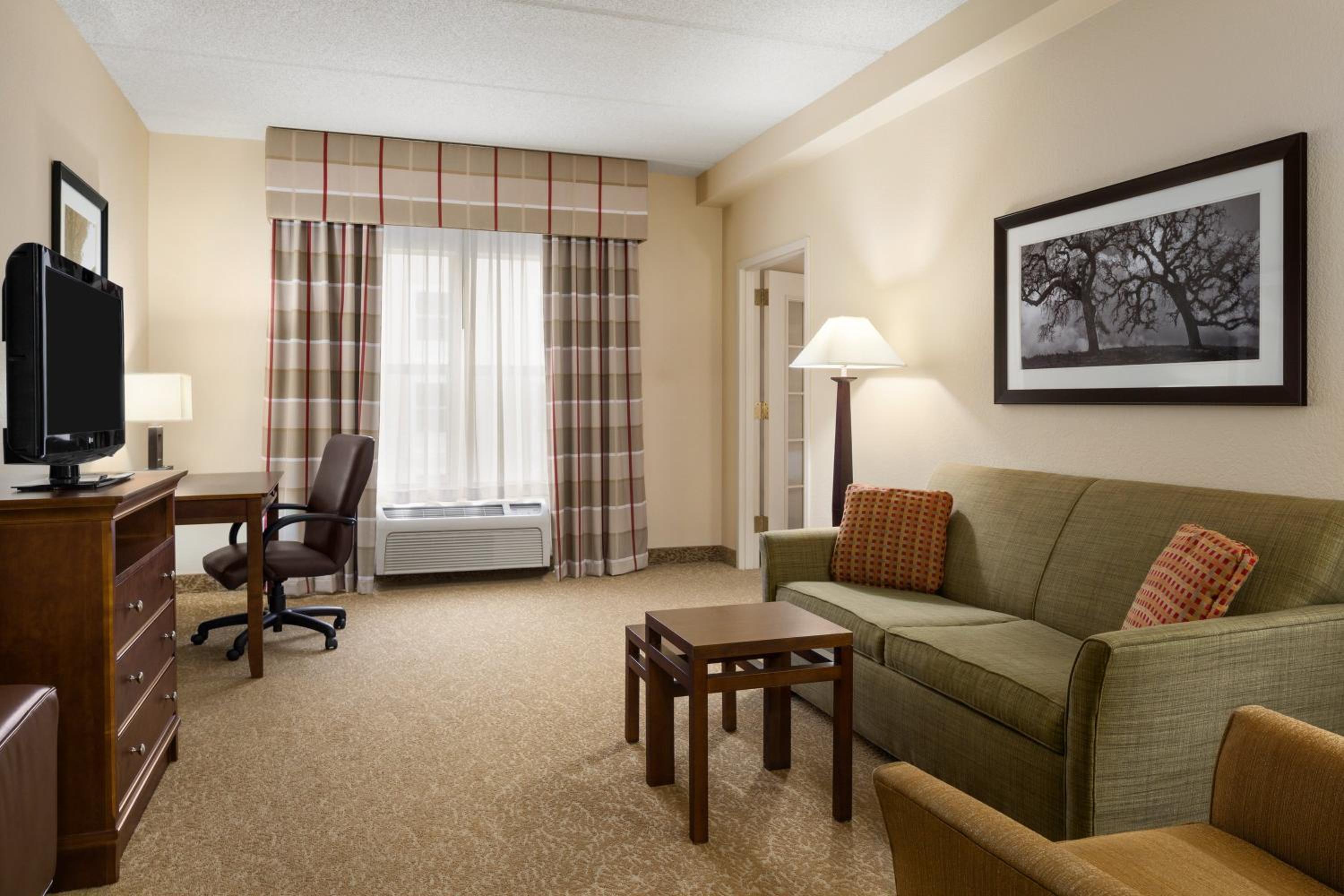 One-Bedroom Corner King Suite - Non-Smoking - Photo 2