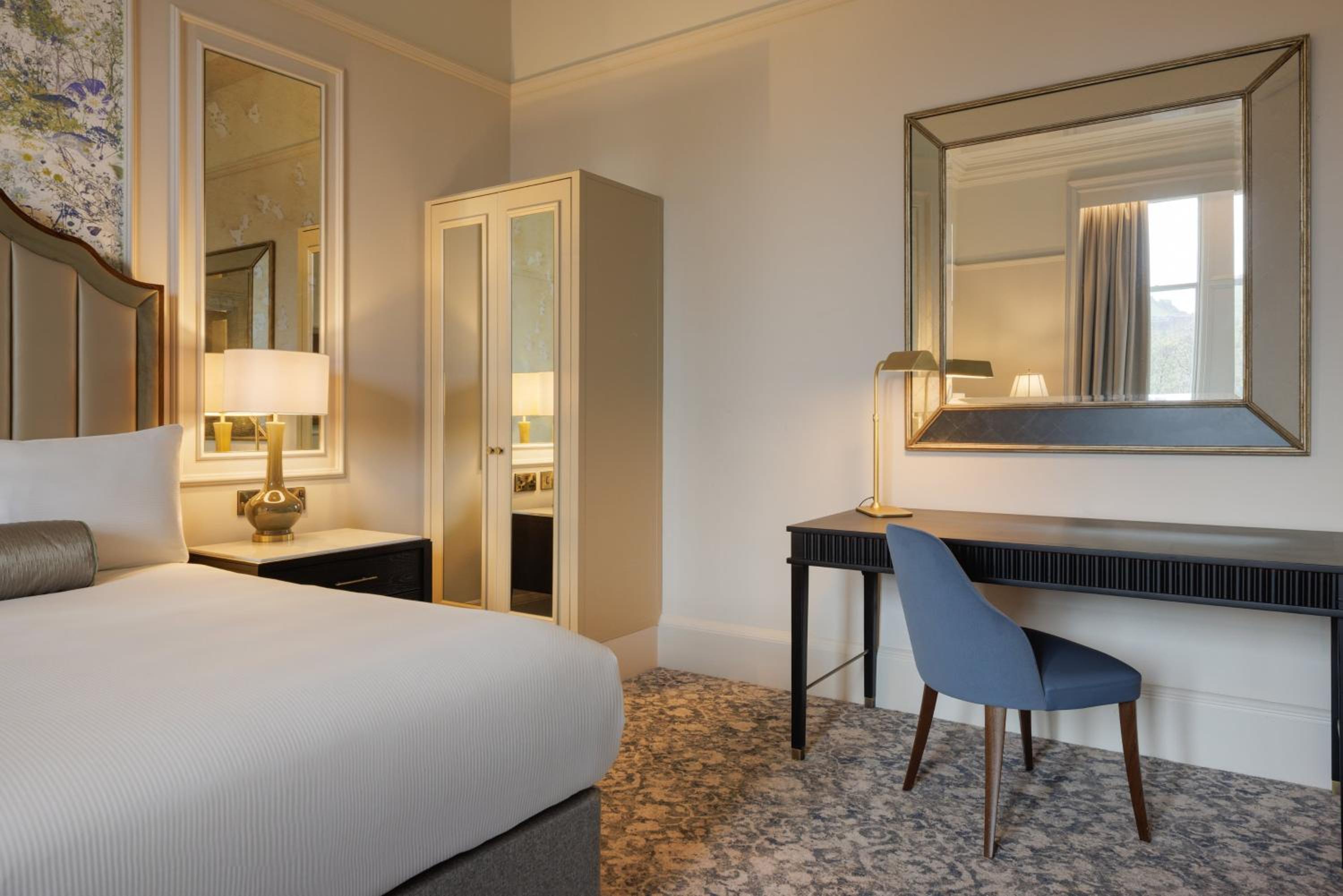 Premier Queen Room with Two Queen Beds and Castle View - Photo 3