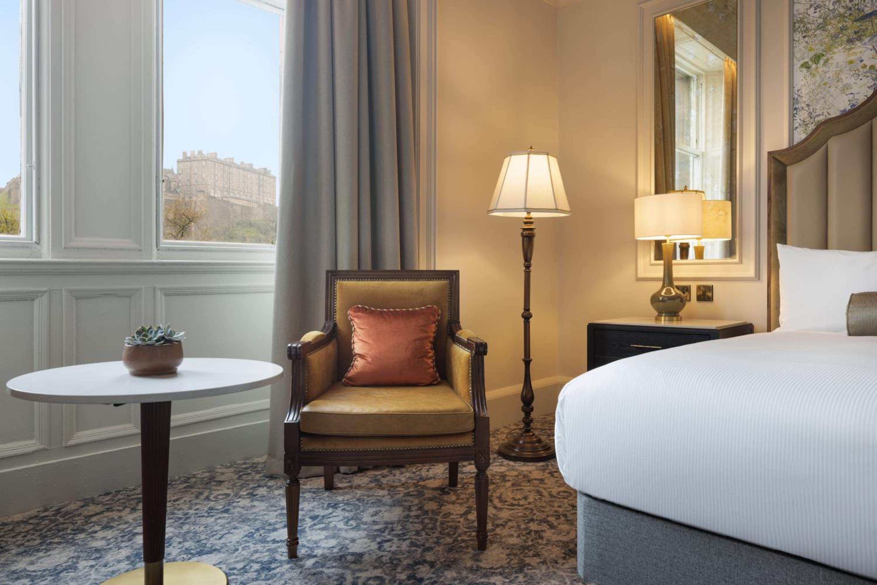 Premier Queen Room with Two Queen Beds and Castle View - Photo 4
