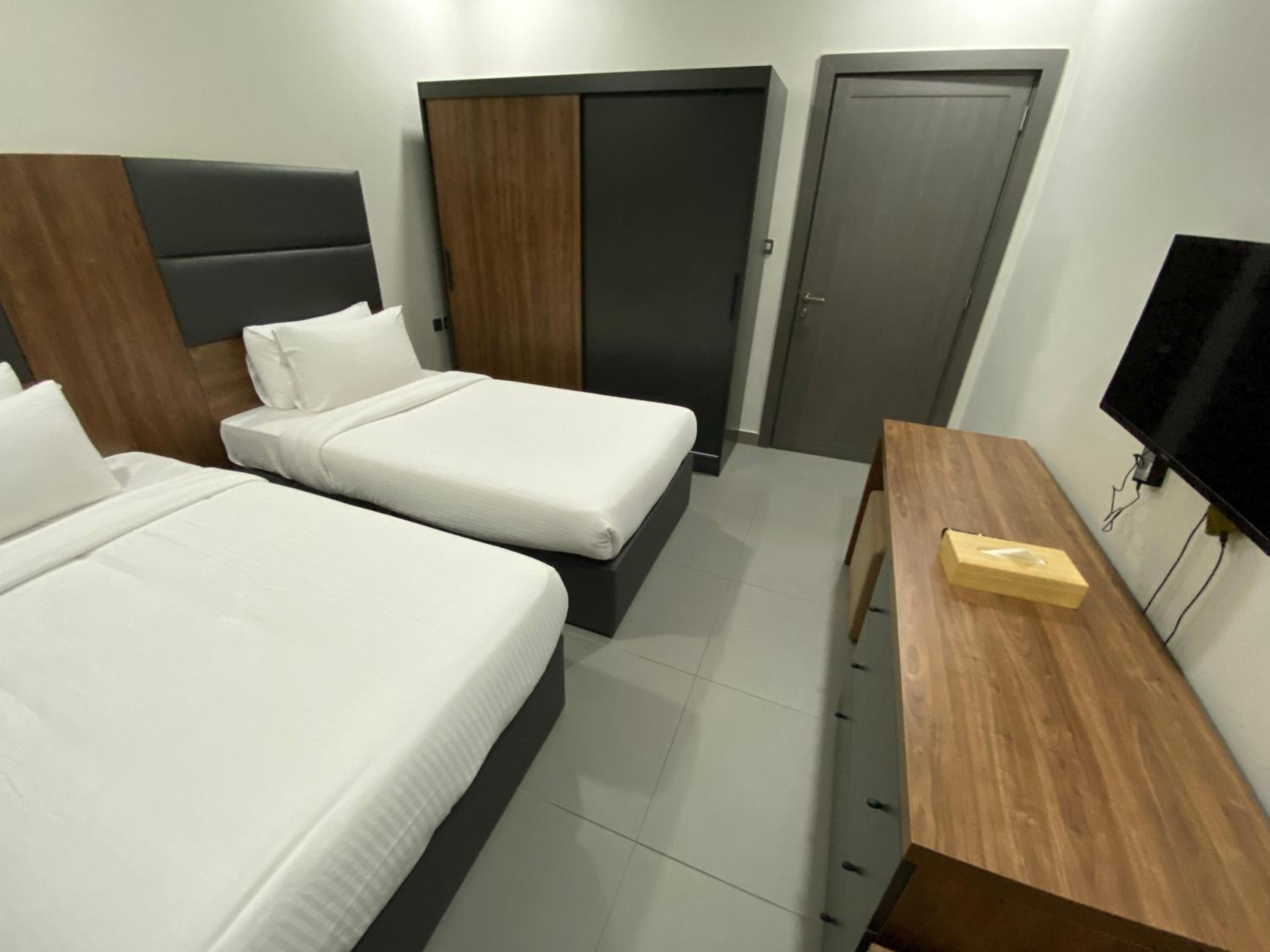 Deluxe Family Suite - Photo 4