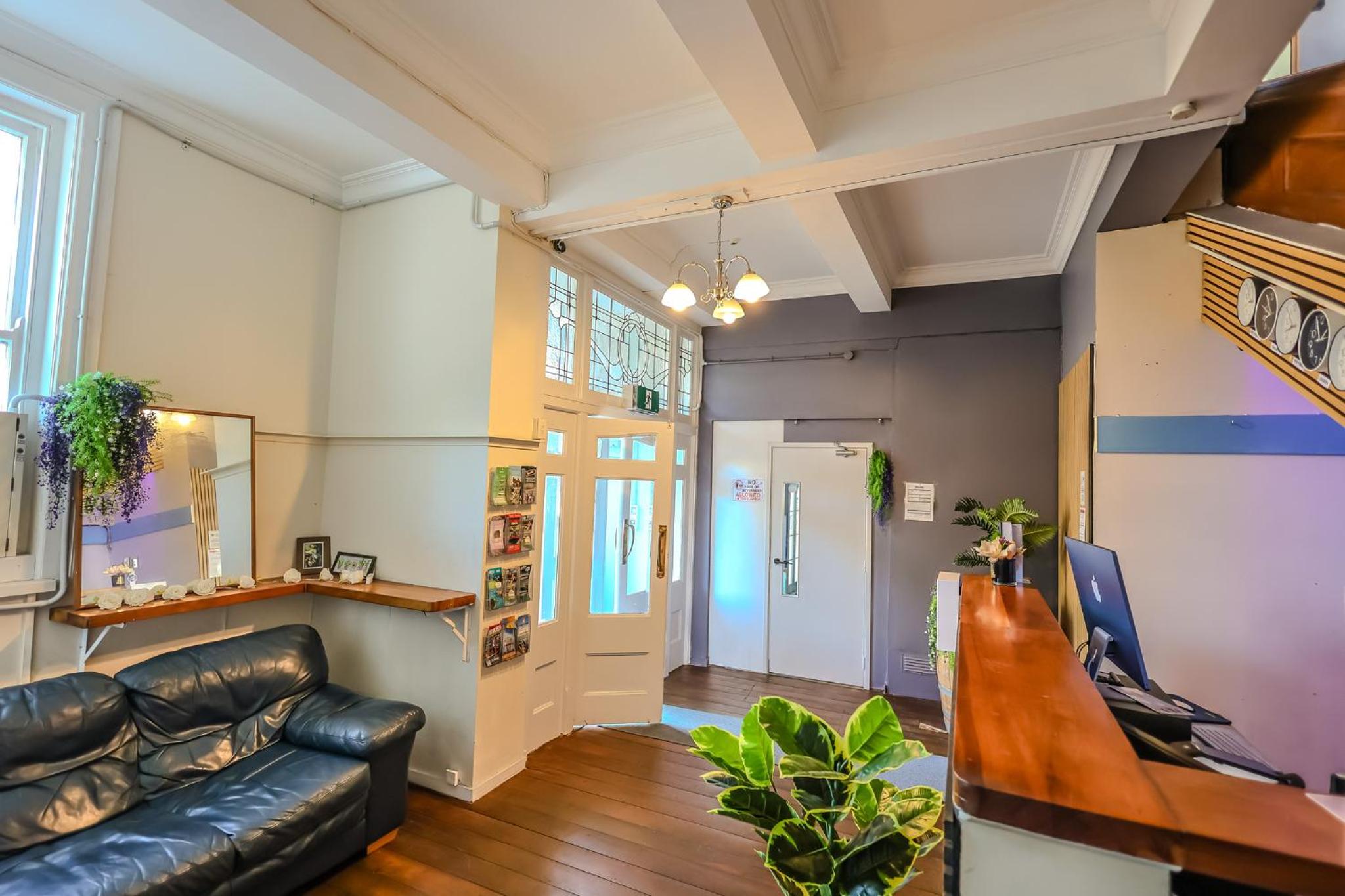 Budget 6-Bed Mixed Dormitory photo 3