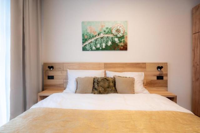 Deluxe Two-Bedroom Apartment with Garden View photo 2