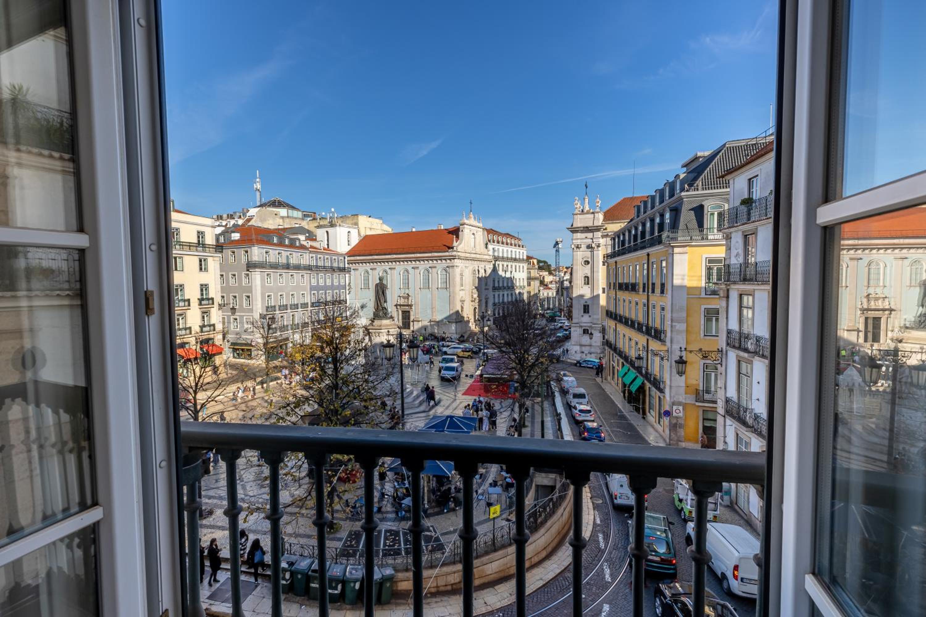 Deluxe 2-Bedroom Apartment with Square View
