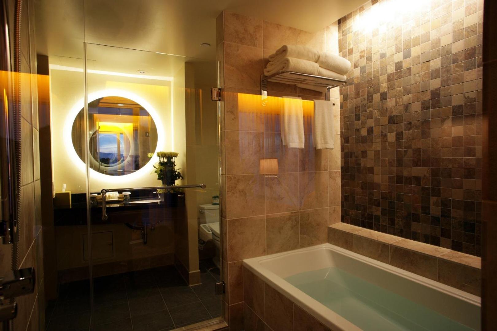 Queen Suite - Photo 2