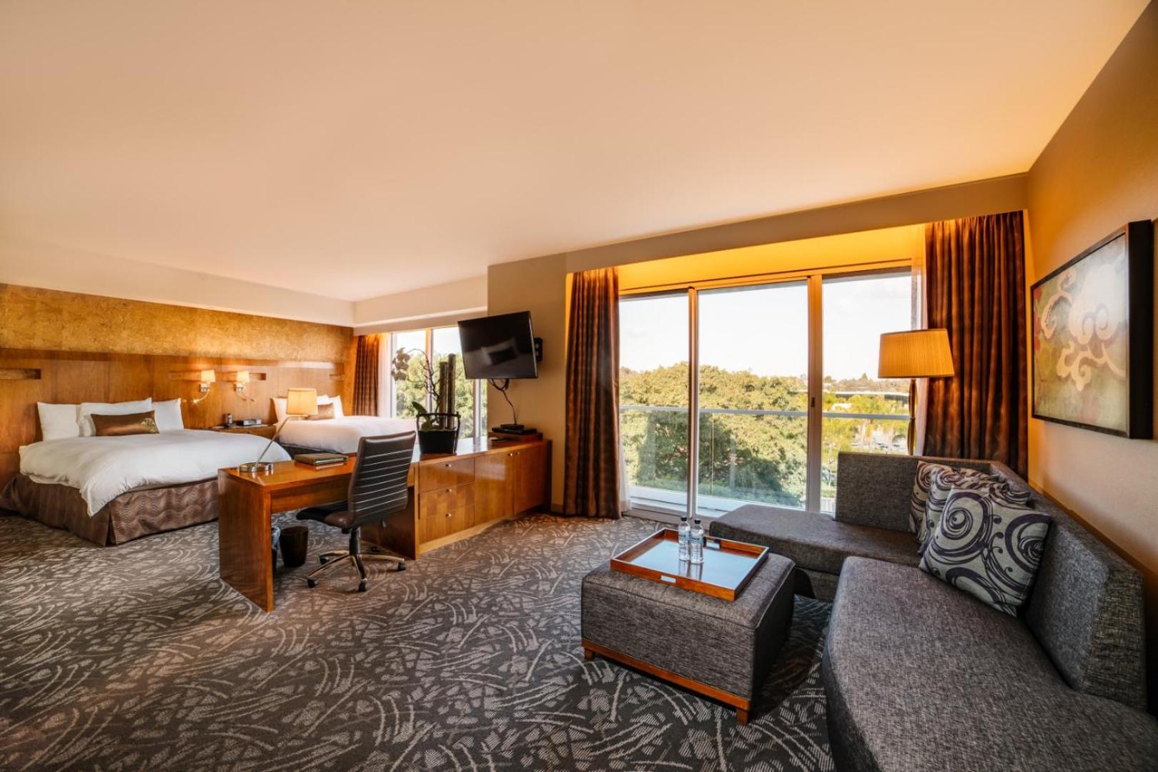 Queen Suite - Photo 1