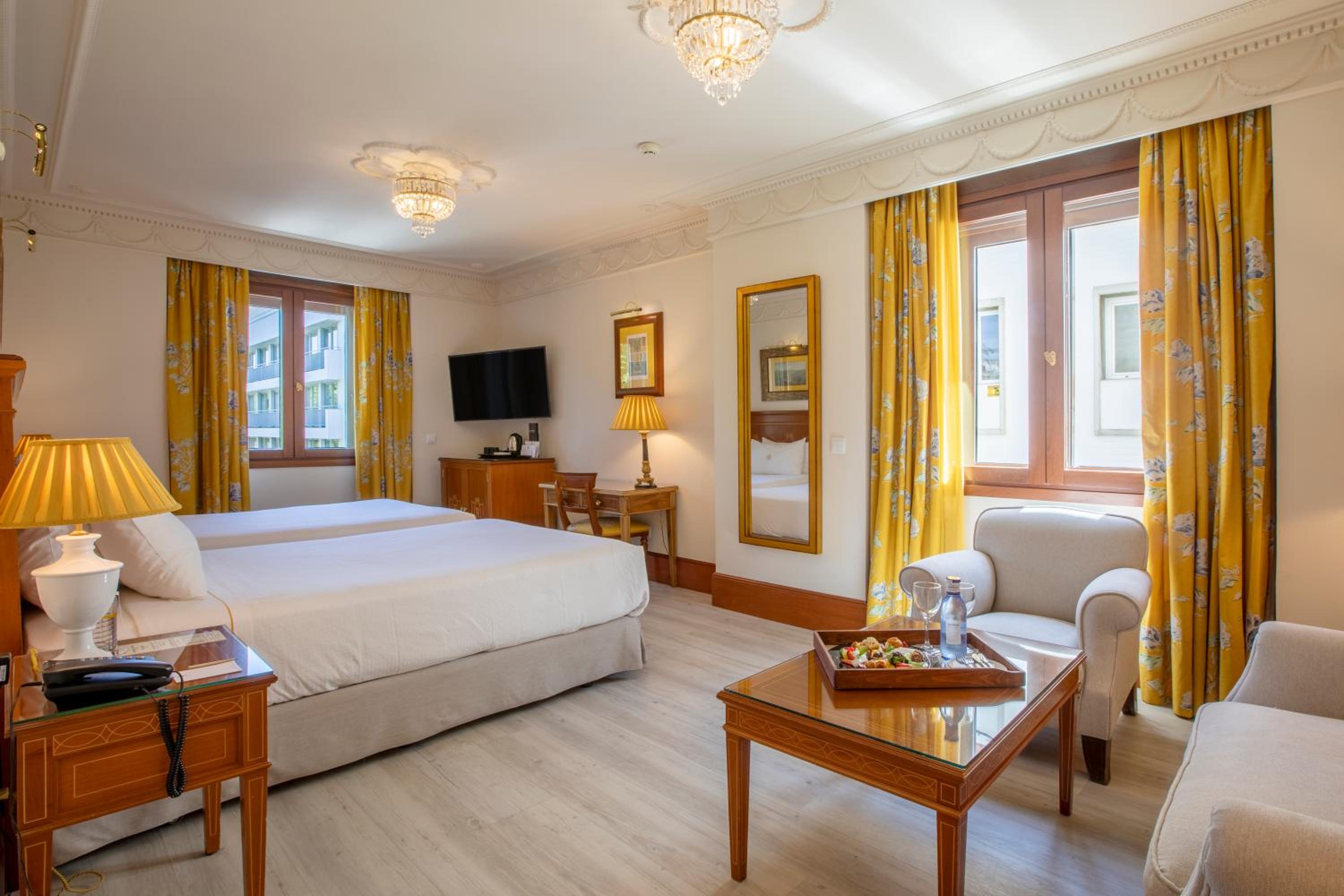 Deluxe Double or Twin Room with City View thumbnail 5