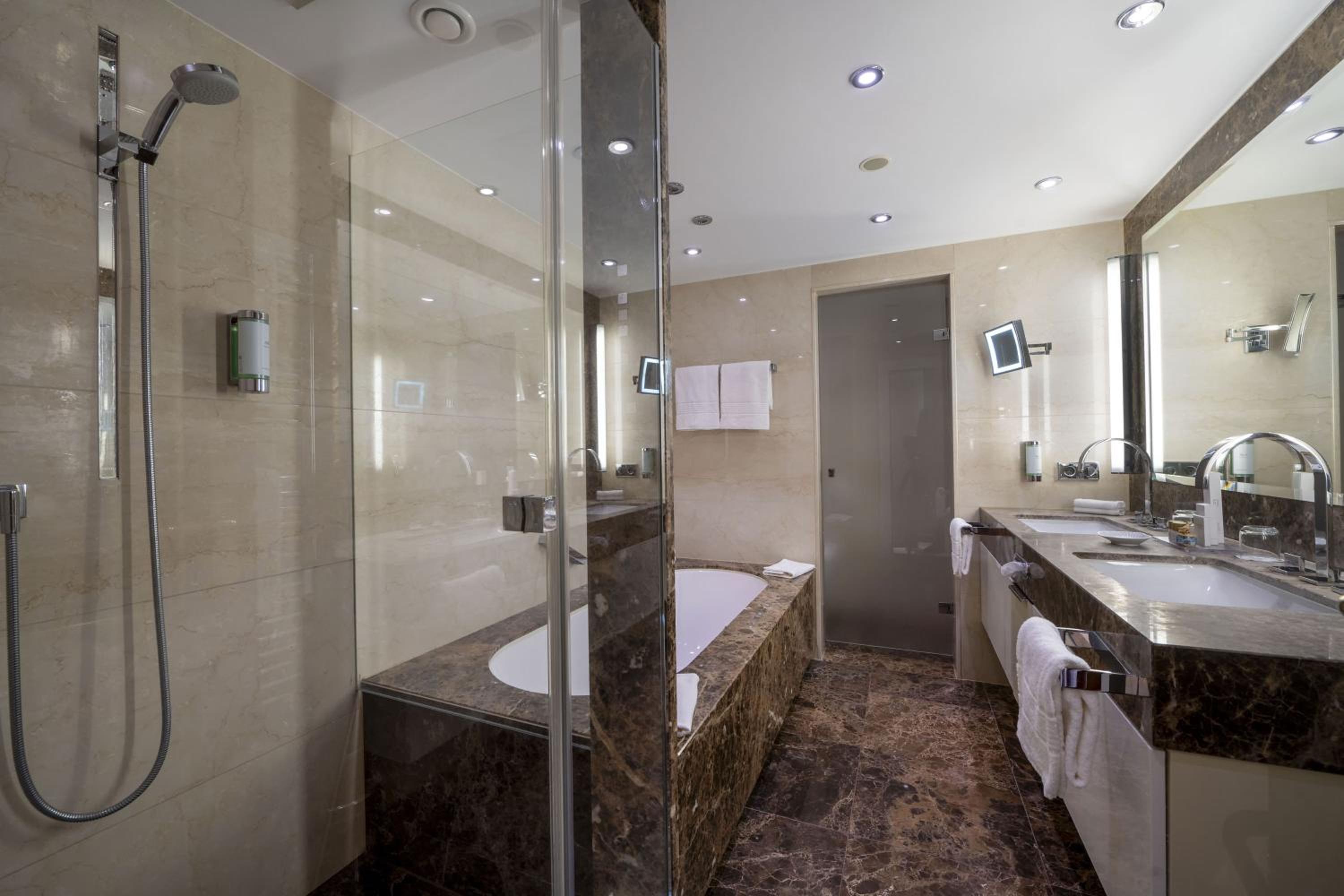 Deluxe Suite - Photo 5