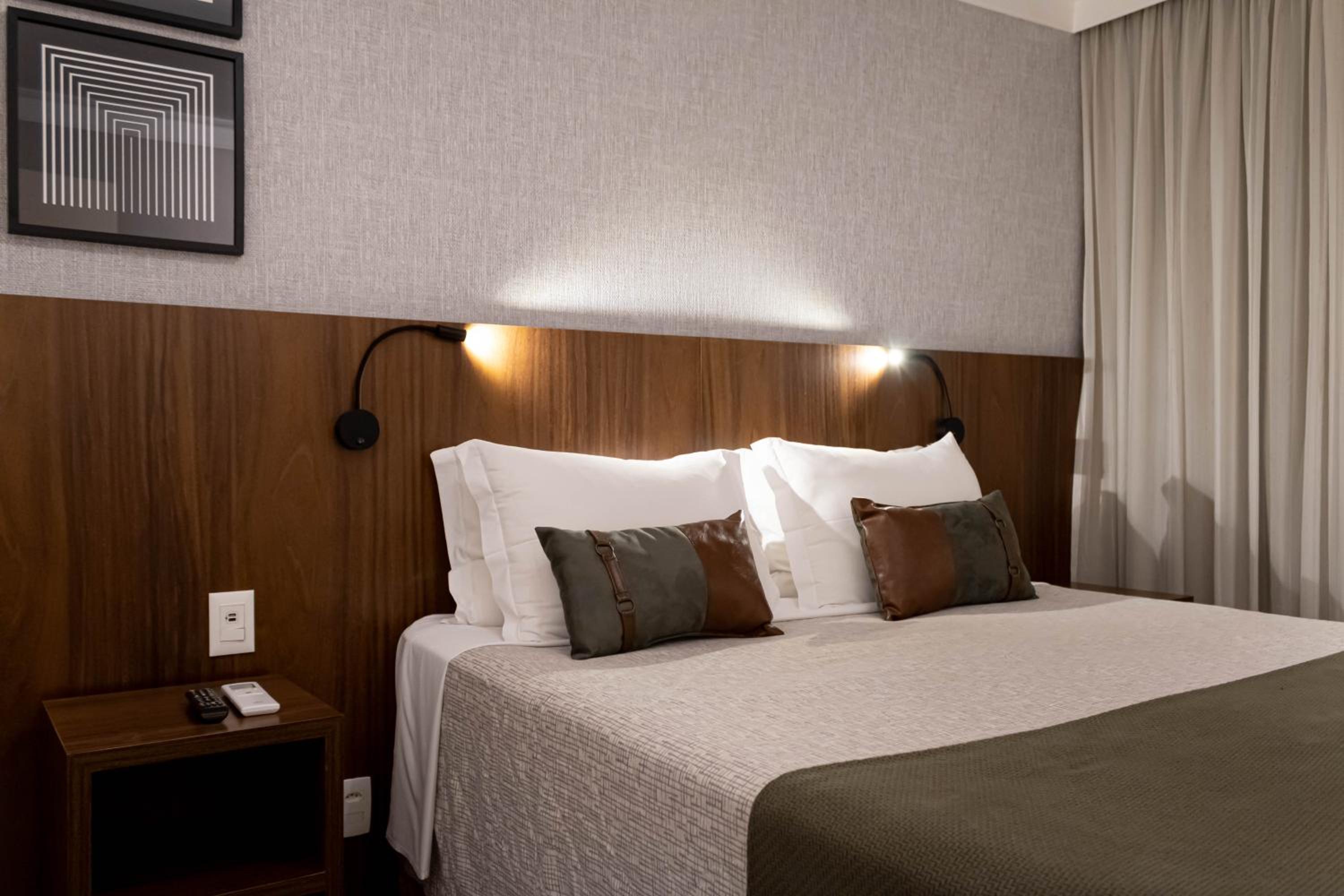 Executive Room, 1 Queen Bed thumbnail 5